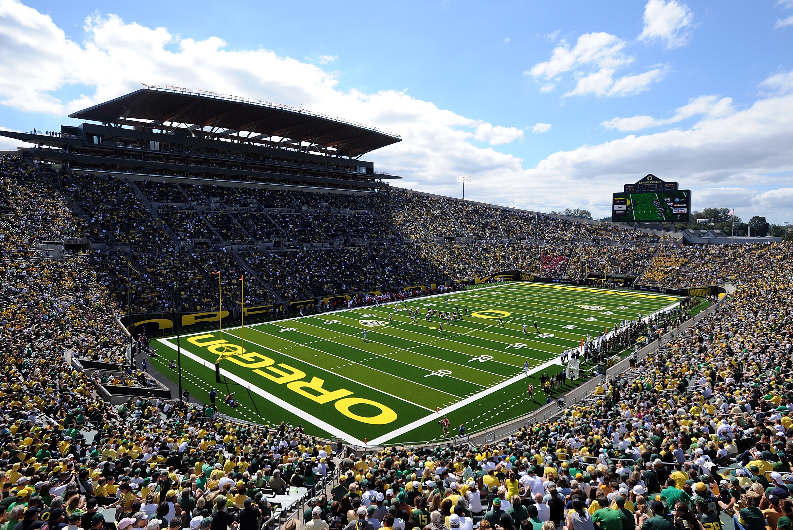 EUGENE, OR - SEPTEMBER 04: An overall view of Autzen Stadium and the new turf during the game between the Oregon Ducks and the New Mexico Lobos at  on September 4, 2010 in Eugene, Oregon.  (Photo by Steve Dykes/Getty Images)
