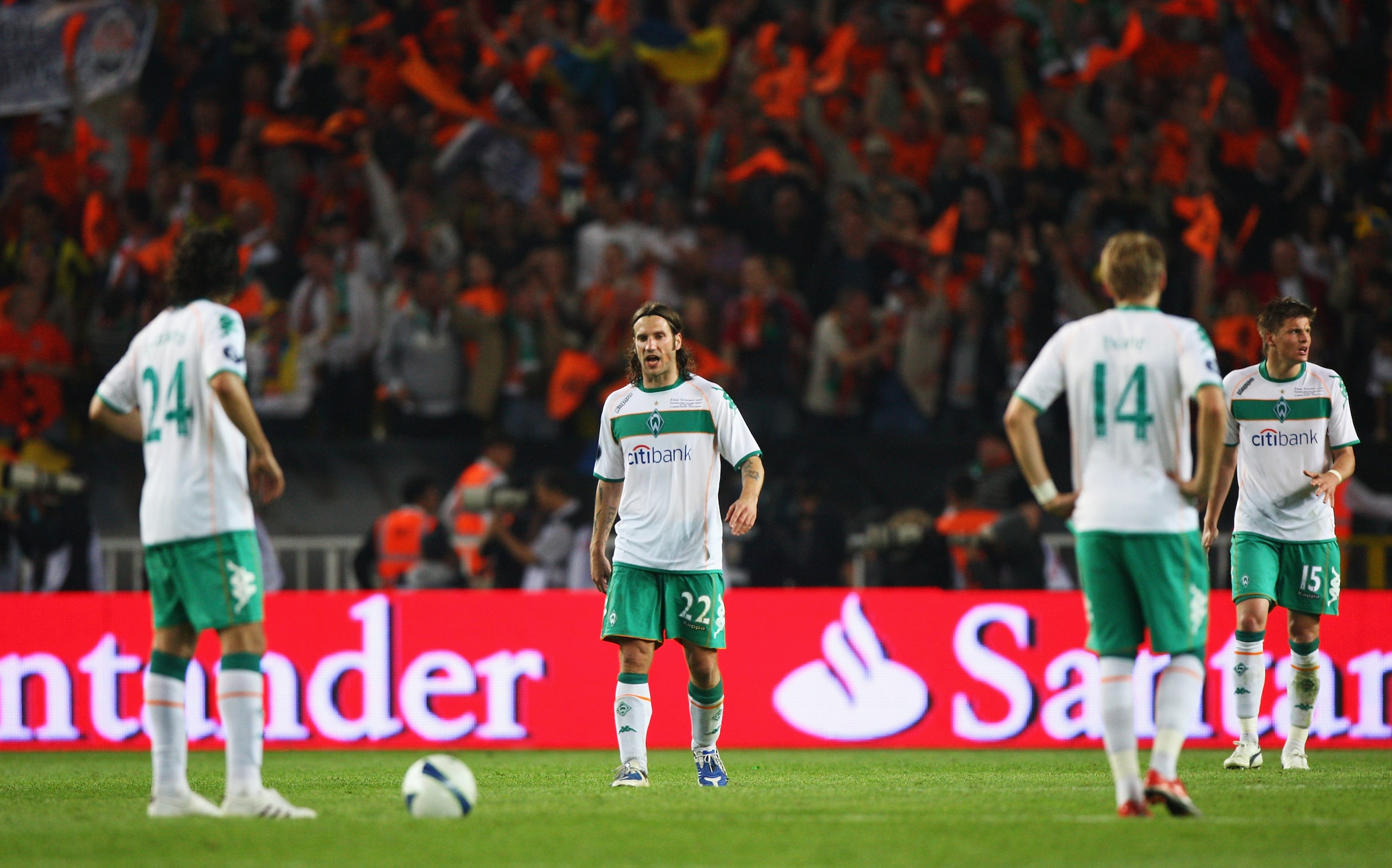 ISTANBUL, TURKEY - MAY 20: Torsten Frings (2ndL) of Werder Bremen looks dejected with team mates during the UEFA Cup Final between Shakhtar Donetsk and Werder Bremen at the Sukru Saracoglu Stadium on May 20, 2009 in Istanbul, Turkey.  (Photo by Michael St