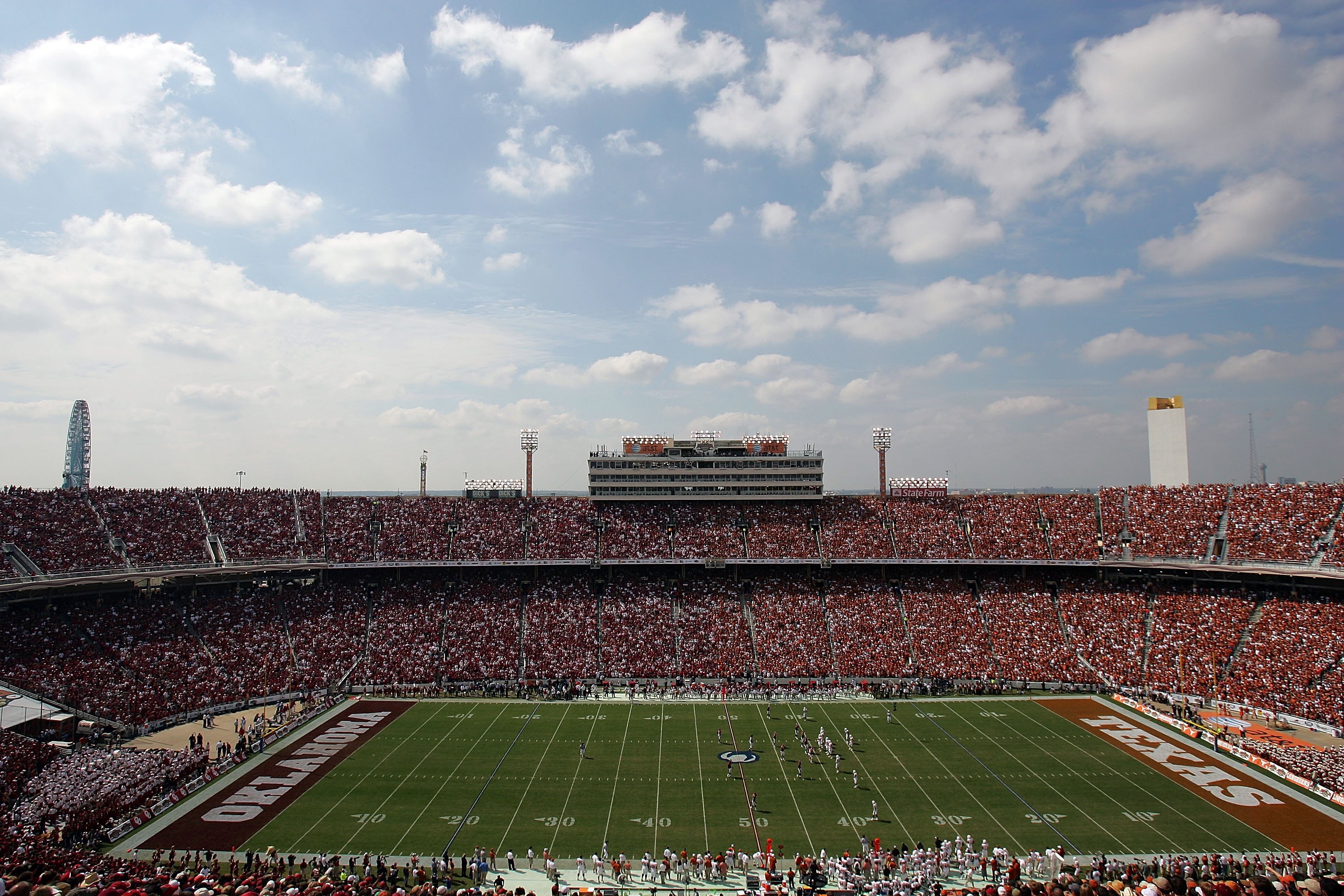 DALLAS - OCTOBER 11:  A general view of the Oklahoma Sooners and the Texas Longhorns during the Red River Rivalry at the Cotton Bowl on October 11, 2008 in Dallas, Texas.  (Photo by Ronald Martinez/Getty Images)