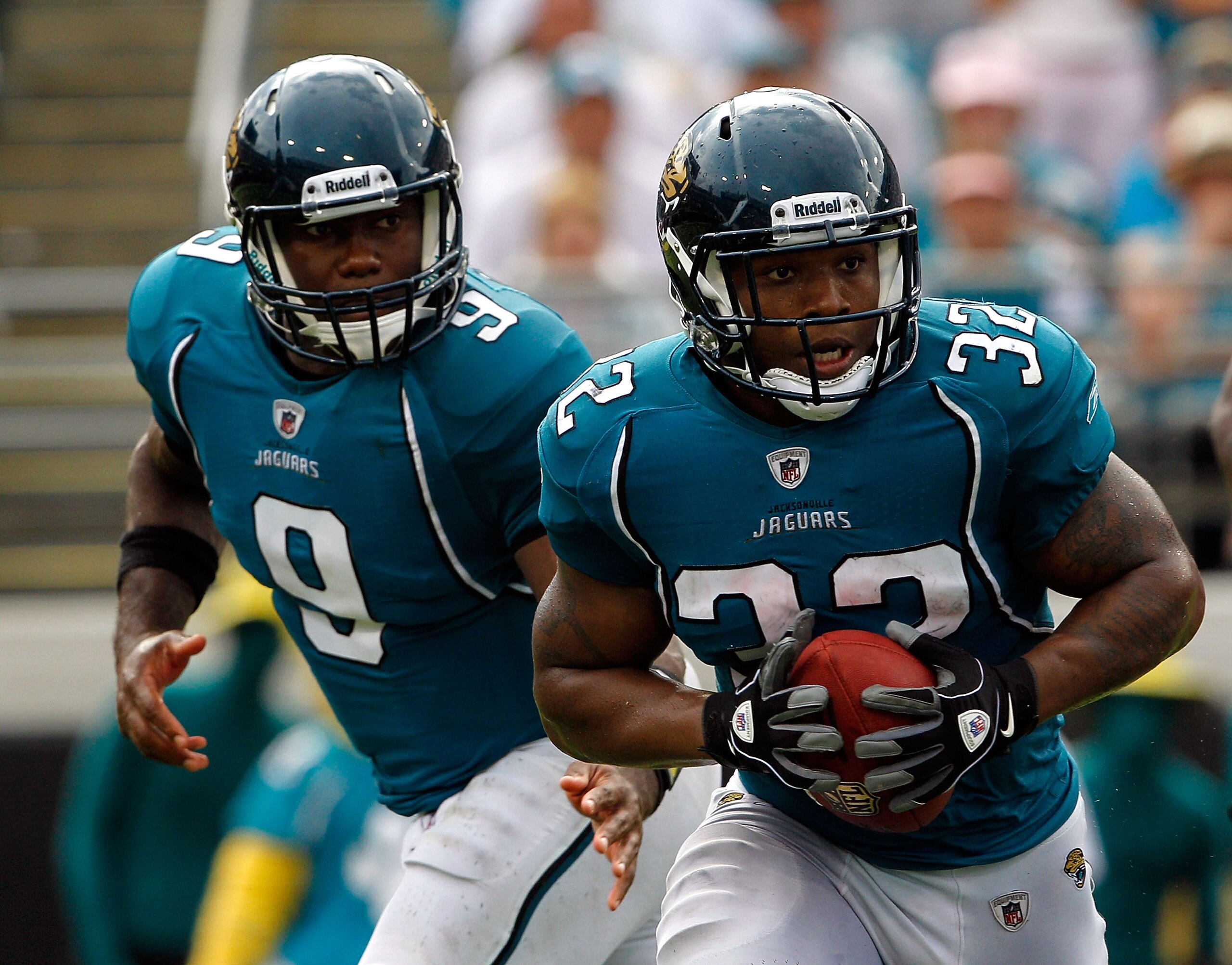 JACKSONVILLE, FL - SEPTEMBER 12:  Quarterback David Garrard #9 gives the ball to Maurice Jones-Drew #32 of the Jacksonville Jaguars during the NFL season opener game against the Denver Broncos5 at EverBank Field on September 12, 2010 in Jacksonville, Flor