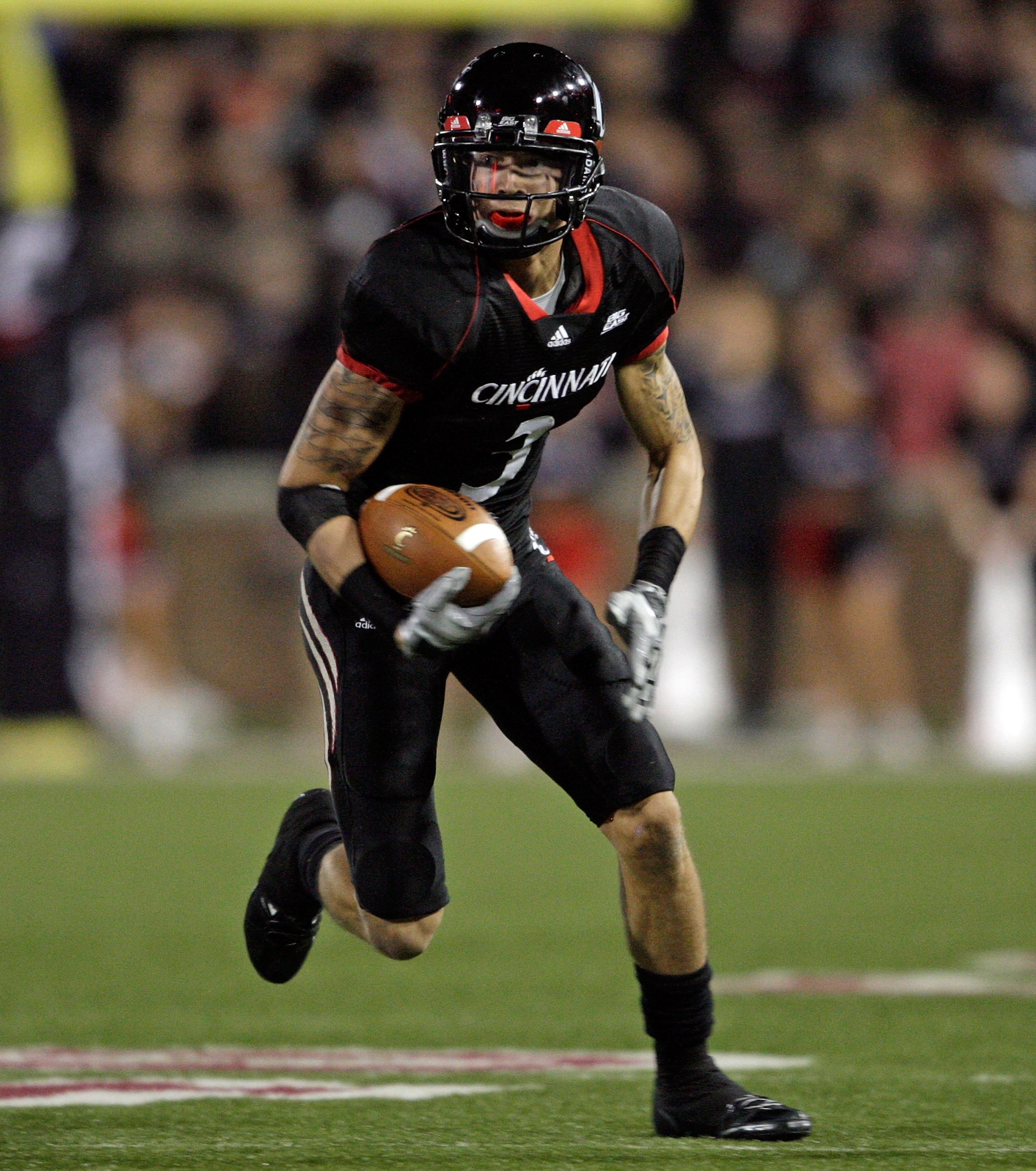 CINCINNATI - NOVEMBER 07:  D J Woods #3 of the Cincinnati Bearcats runs with the ball against the Connecticut Huskies during the Big East Conference game at Nippert Stadium on November 7, 2009 in Cincinnati, Ohio.  (Photo by Andy Lyons/Getty Images)
