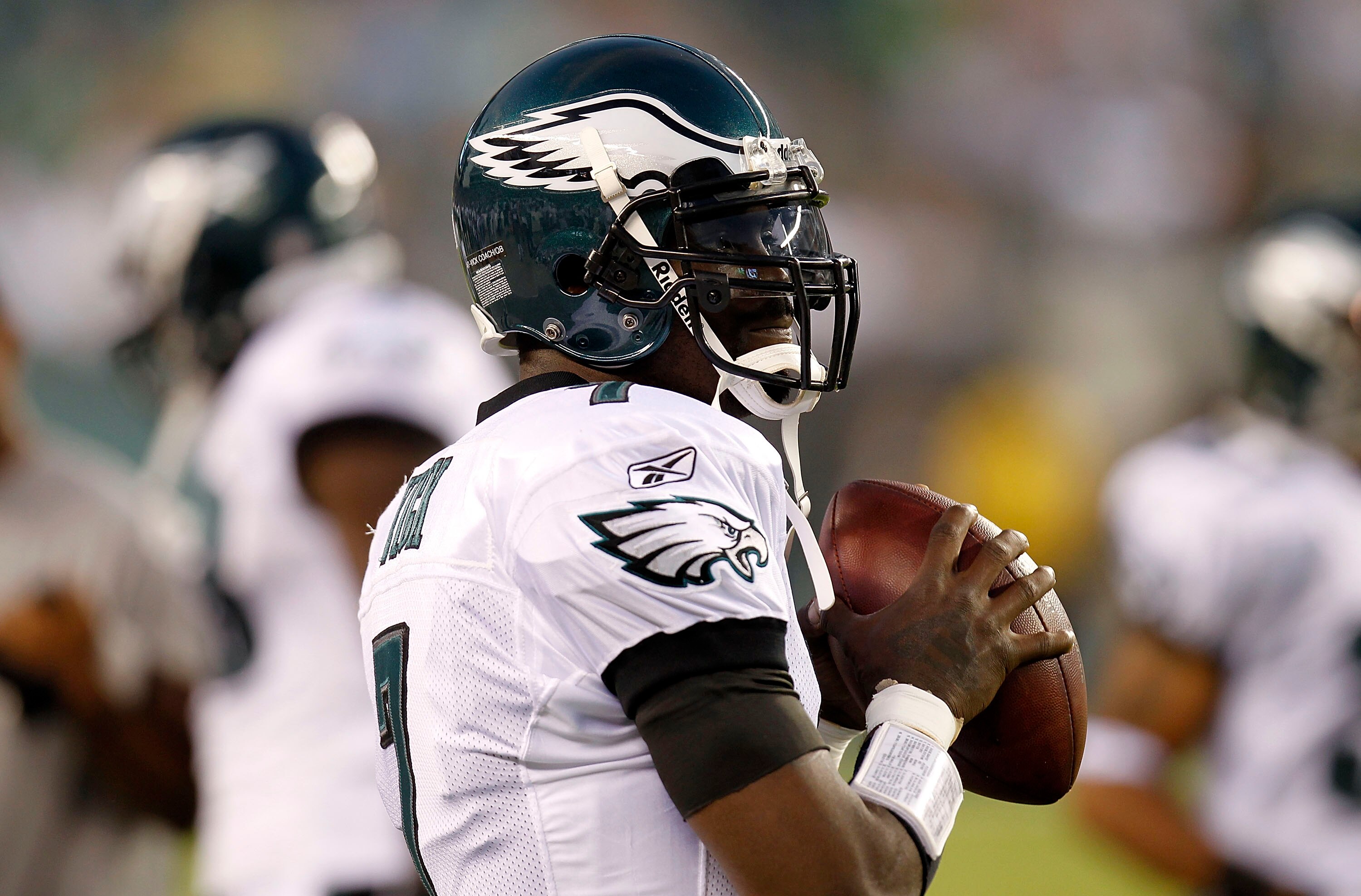 PHILADELPHIA - SEPTEMBER 02: Michael Vick #7 of the Philadelphia Eagles drops back to pass during a preseason game against the New York Jets at Lincoln Financial Field on September 2, 2010 in Philadelphia, Pennsylvania. (Photo by Jeff Zelevansky/Getty Ima