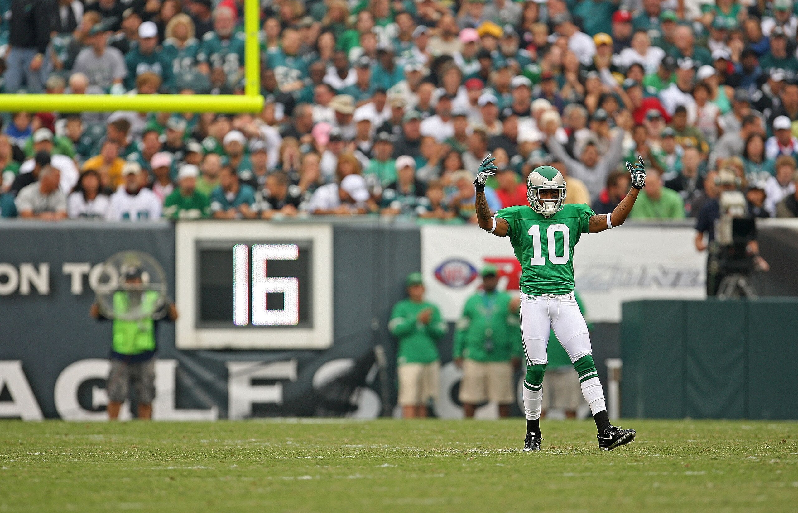 PHILADELPHIA - SEPTEMBER 12:  DeSean Jackson #10 of the Philadelphia Eagles waits for the kickoff during a game against the Green Bay Packers at Lincoln Financial Field on September 12, 2010 in Philadelphia, Pennsylvania.  (Photo by Mike Ehrmann/Getty Ima