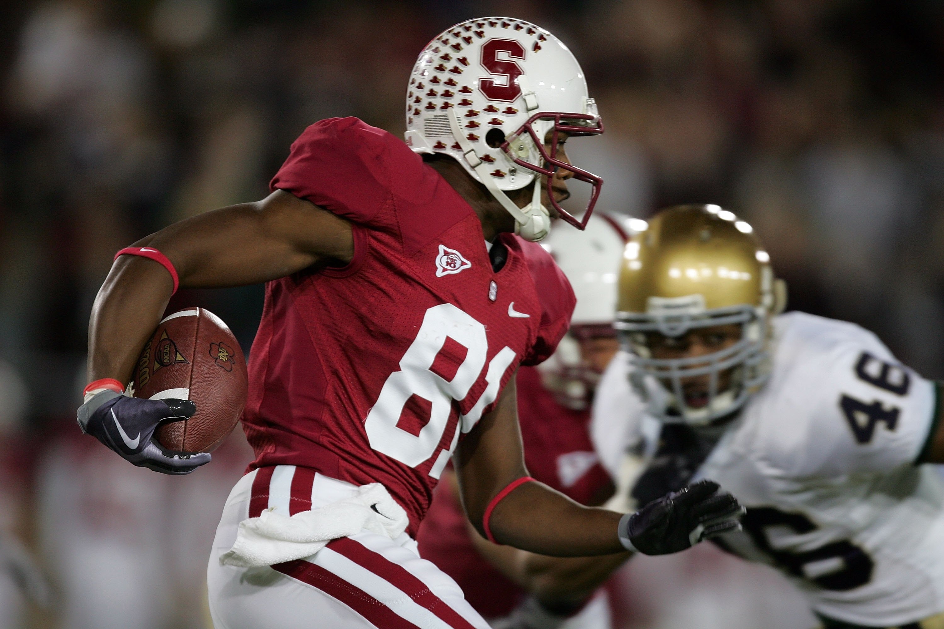PALO ALTO, CA - NOVEMBER 28:  Chris Owusu #81 of the Stanford Cardinal runs with the ball during their game against the Notre Dame Fighting Irish at Stanford Stadium on November 28, 2009 in Palo Alto, California.  (Photo by Ezra Shaw/Getty Images)