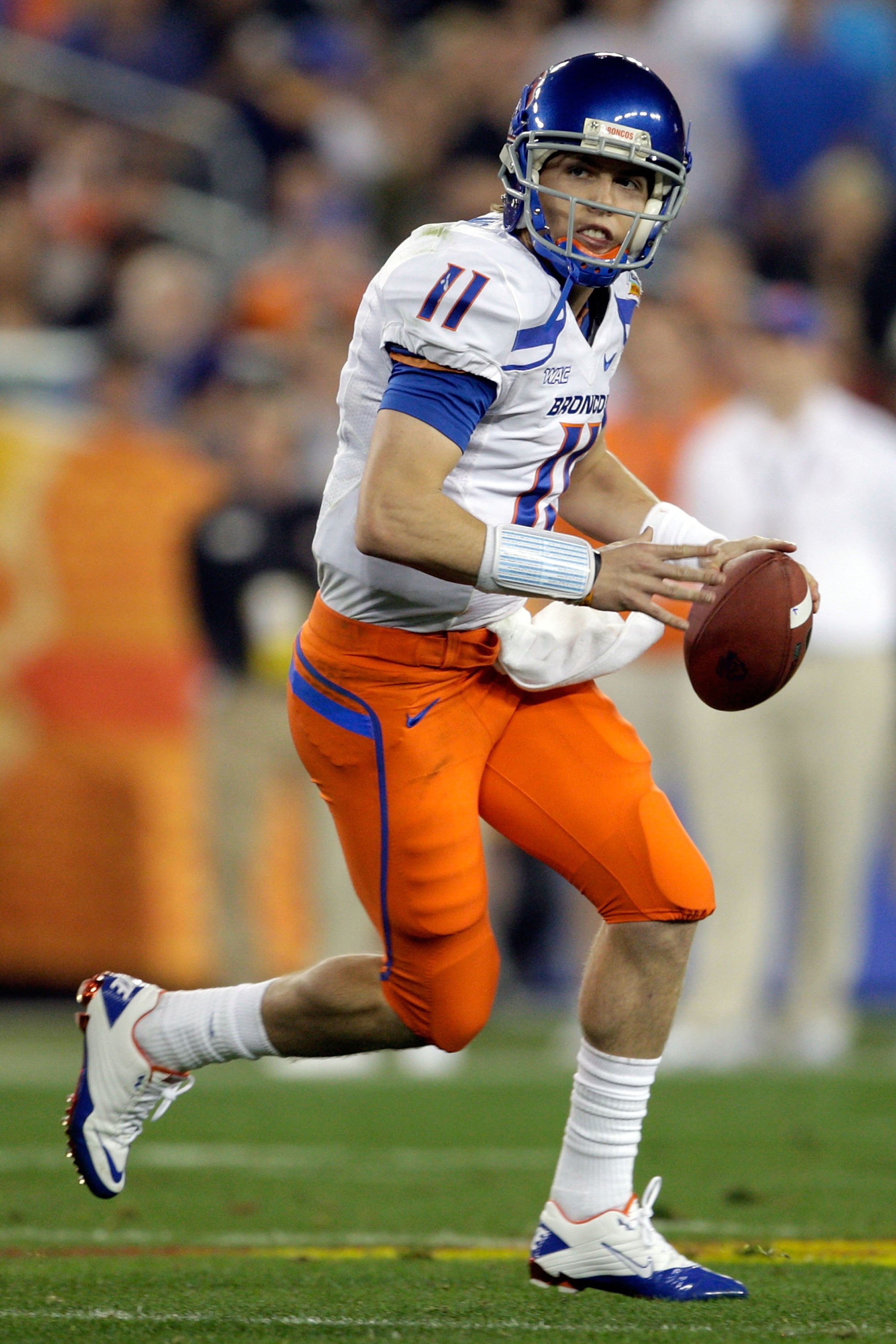 GLENDALE, AZ - JANUARY 04:  Quarterback Kellen Moore #11 of the Boise State Broncos passes the ball against the TCU Horned Frogs during the Tostitos Fiesta Bowl at the Universtity of Phoenix Stadium on January 4, 2010 in Glendale, Arizona.  (Photo by Jami