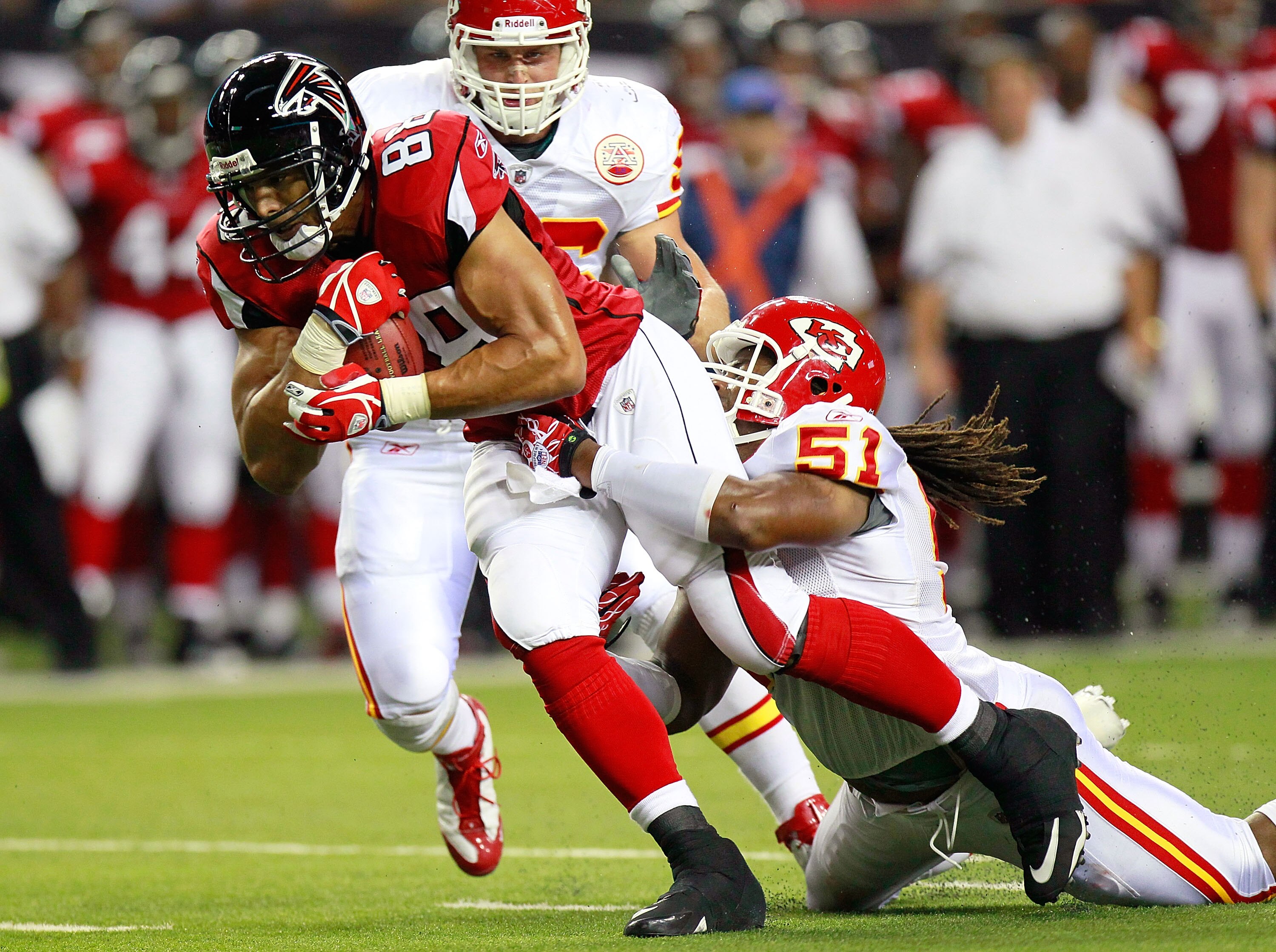 ATLANTA - AUGUST 13:  Tony Gonzalez #88 of the Atlanta Falcons pulls in a reception against Corey Mays #51 of the Kansas City Chiefs at Georgia Dome on August 13, 2010 in Atlanta, Georgia.  (Photo by Kevin C. Cox/Getty Images)