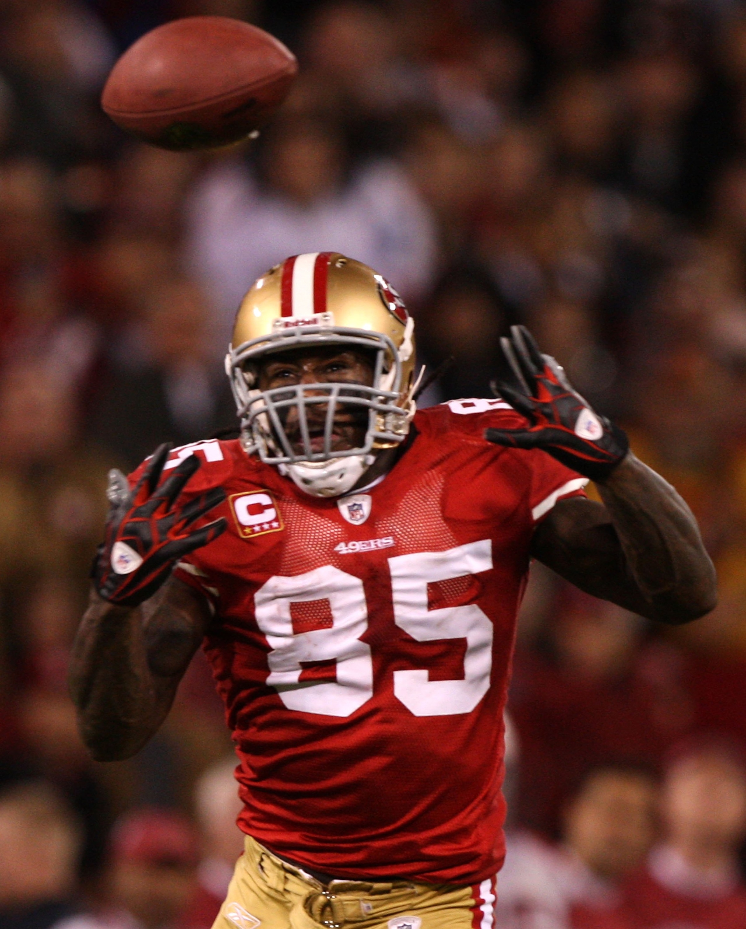 SAN FRANCISCO - DECEMBER 14:  Vernon Davis #85 of the San Francisco 49ers misses a pass against the Arizona Cardinals at Candlestick Park on December 14, 2009 in San Francisco, California.  (Photo by Jed Jacobsohn/Getty Images)