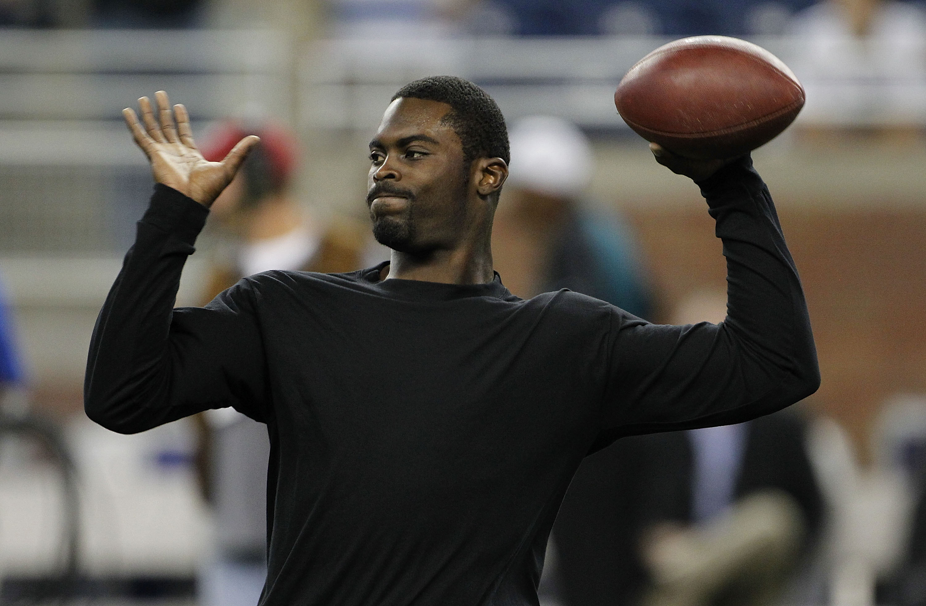 DETROIT - SEPTEMBER 19: Michael Vick #7 of the Philadelphia Eagles warms up prior to the start of the game against the Detroit Lions at Ford Field on September 19, 2010 in Detroit, Michigan. (Photo by Leon Halip/Getty Images)