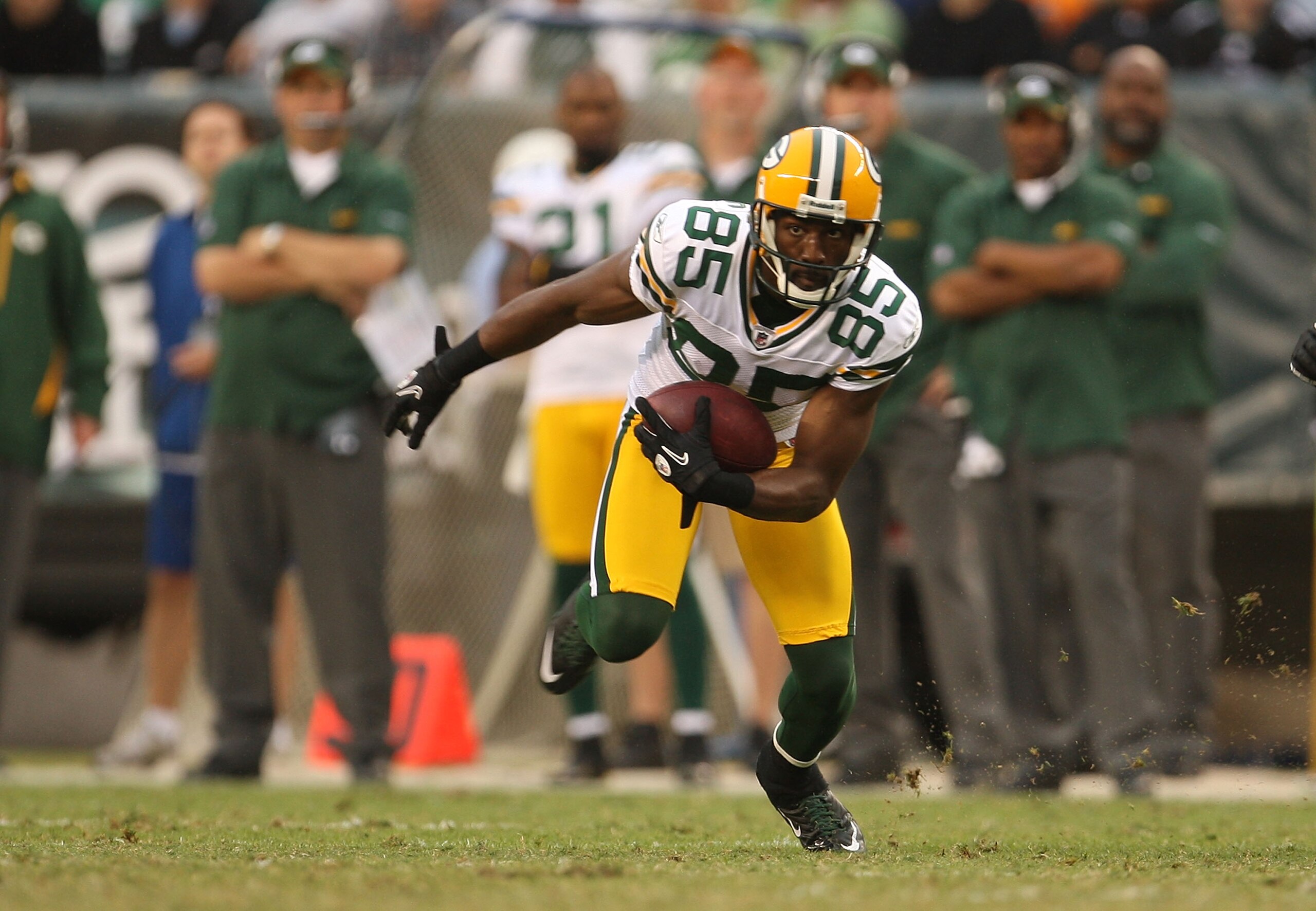 PHILADELPHIA - SEPTEMBER 12:  Greg Jennings #85 of the Green Bay Packers rushes after a catch during a game against the Philadelphia Eagles at Lincoln Financial Field on September 12, 2010 in Philadelphia, Pennsylvania.  (Photo by Mike Ehrmann/Getty Image