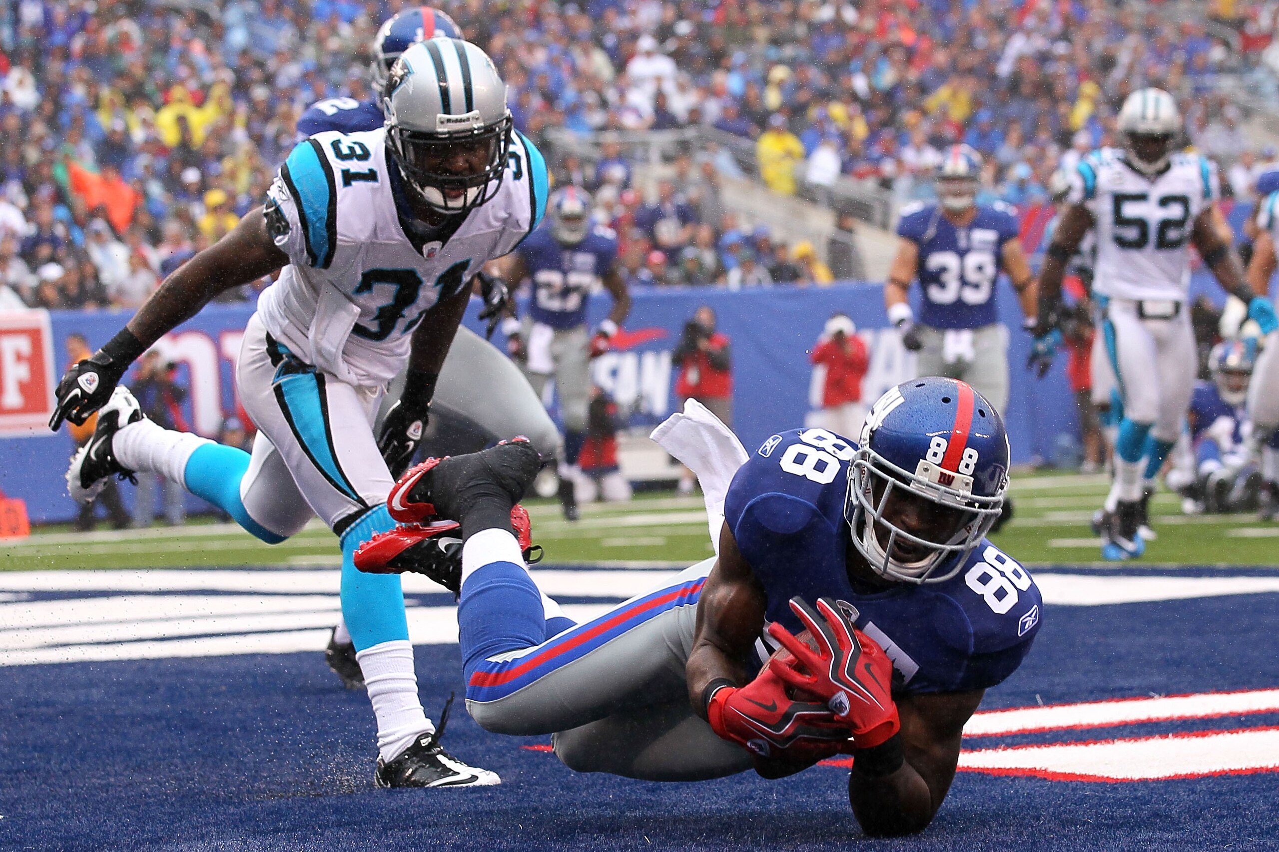 EAST RUTHERFORD, NJ - SEPTEMBER 12: Hakeem Nicks #88 of the New York Giants scores a touchdown in front of Richard Marshall #31 of the Carolina Panthers during the NFL season opener at New Meadowlands Stadium on September 12, 2010 in East Rutherford, New EAST RUTHERFORD, NJ - SEPTEMBER 12: Hakeem Nicks #88 of the New York Giants scores a touchdown in front of Richard Marshall #31 of the Carolina Panthers during the NFL season opener at New Meadowlands Stadium on September 12, 2010 in East Rutherford, New