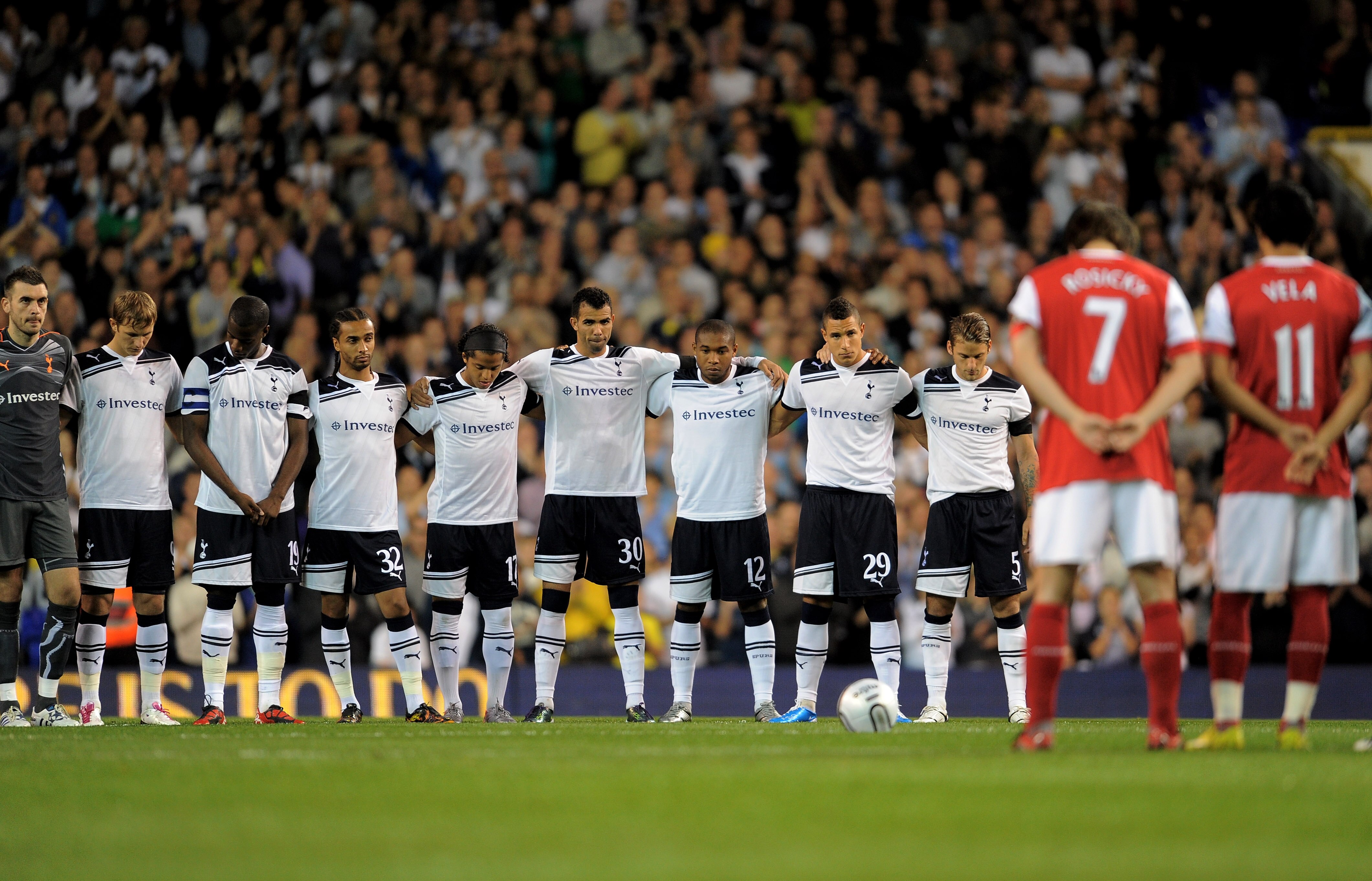 LONDON, ENGLAND - SEPTEMBER 21:  Both teams observe a silence prior to kickoff in memory of former Tottenham player Bobby Smith who died at the weekend during the Carling Cup third round match between Tottenham Hotspur and Arsenal at White Hart Lane on Se