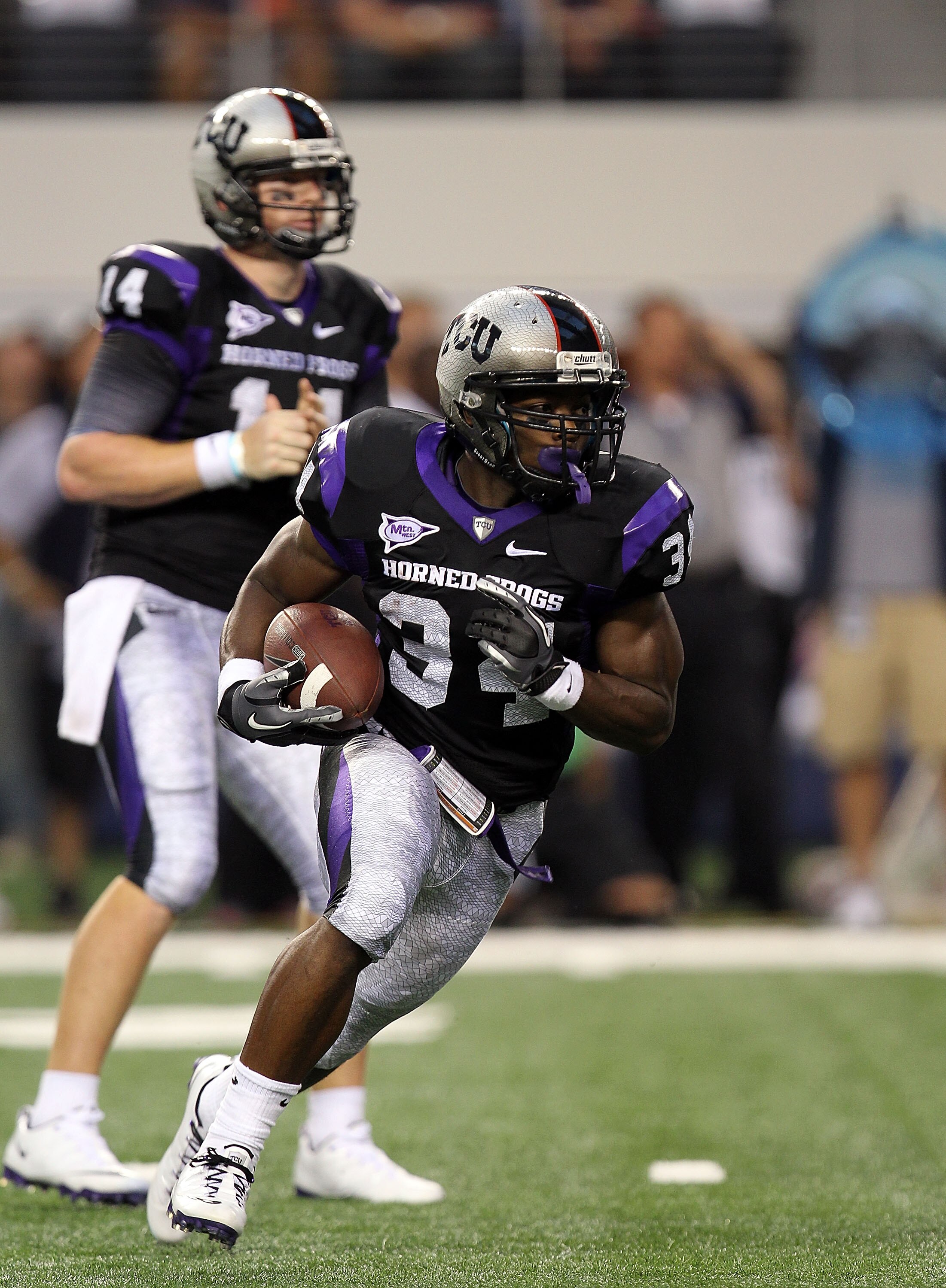 ARLINGTON, TX - SEPTEMBER 04:  Tailback Ed Wesley #34 of the TCU Horned Frogs runs the ball against the Oregon State Beavers at Cowboys Stadium on September 4, 2010 in Arlington, Texas.  (Photo by Ronald Martinez/Getty Images)