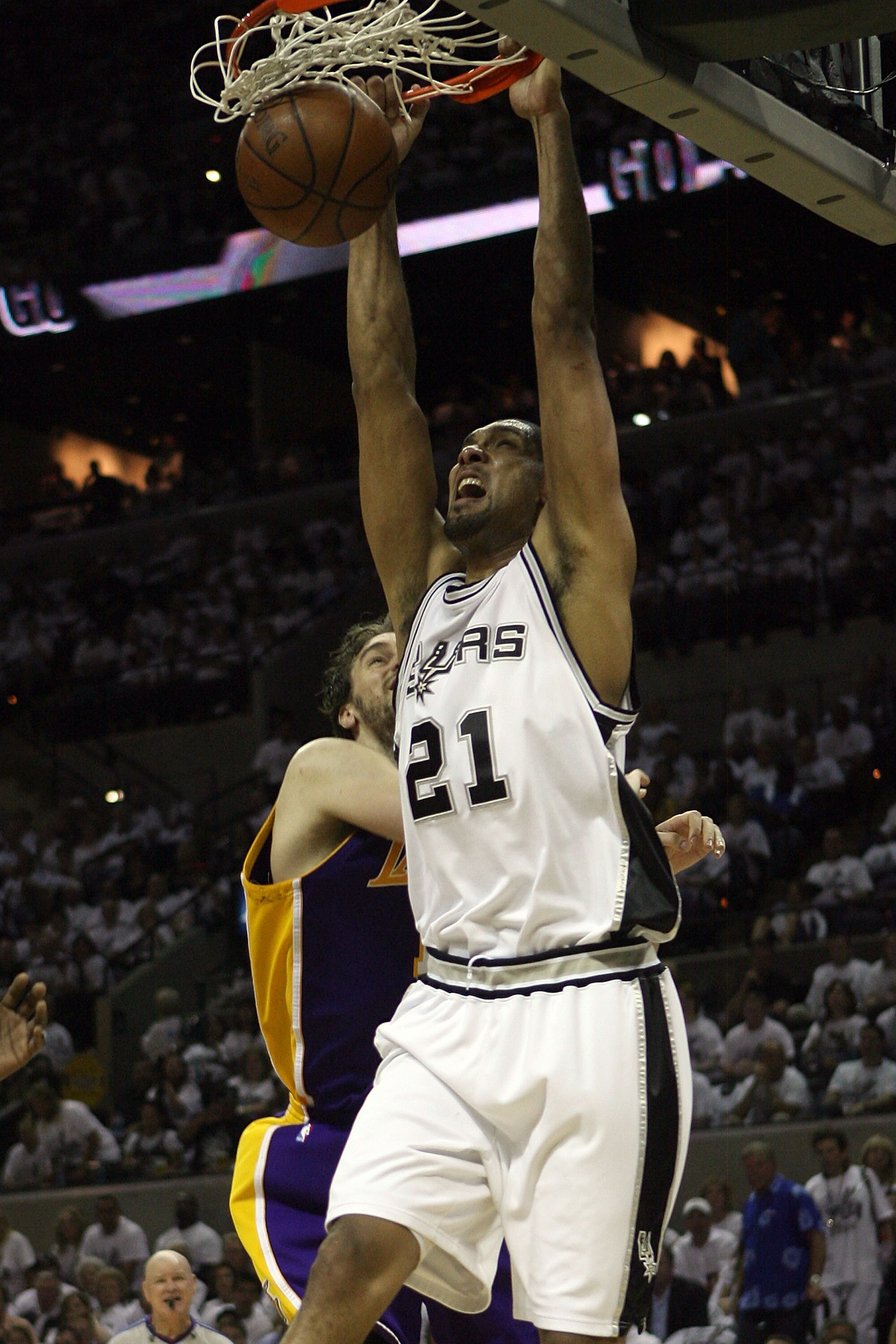 SAN ANTONIO - MAY 27: Tim Duncan #21 of the San Antonio Spurs dunks the ball past Pau Gasol #16 of the Los Angeles Lakers in the third quarter of Game Four of the Western Conference Finals during the 2008 NBA Playoffs on May 27, 2008 at the AT&T Center i SAN ANTONIO - MAY 27: Tim Duncan #21 of the San Antonio Spurs dunks the ball past Pau Gasol #16 of the Los Angeles Lakers in the third quarter of Game Four of the Western Conference Finals during the 2008 NBA Playoffs on May 27, 2008 at the AT&T Center i