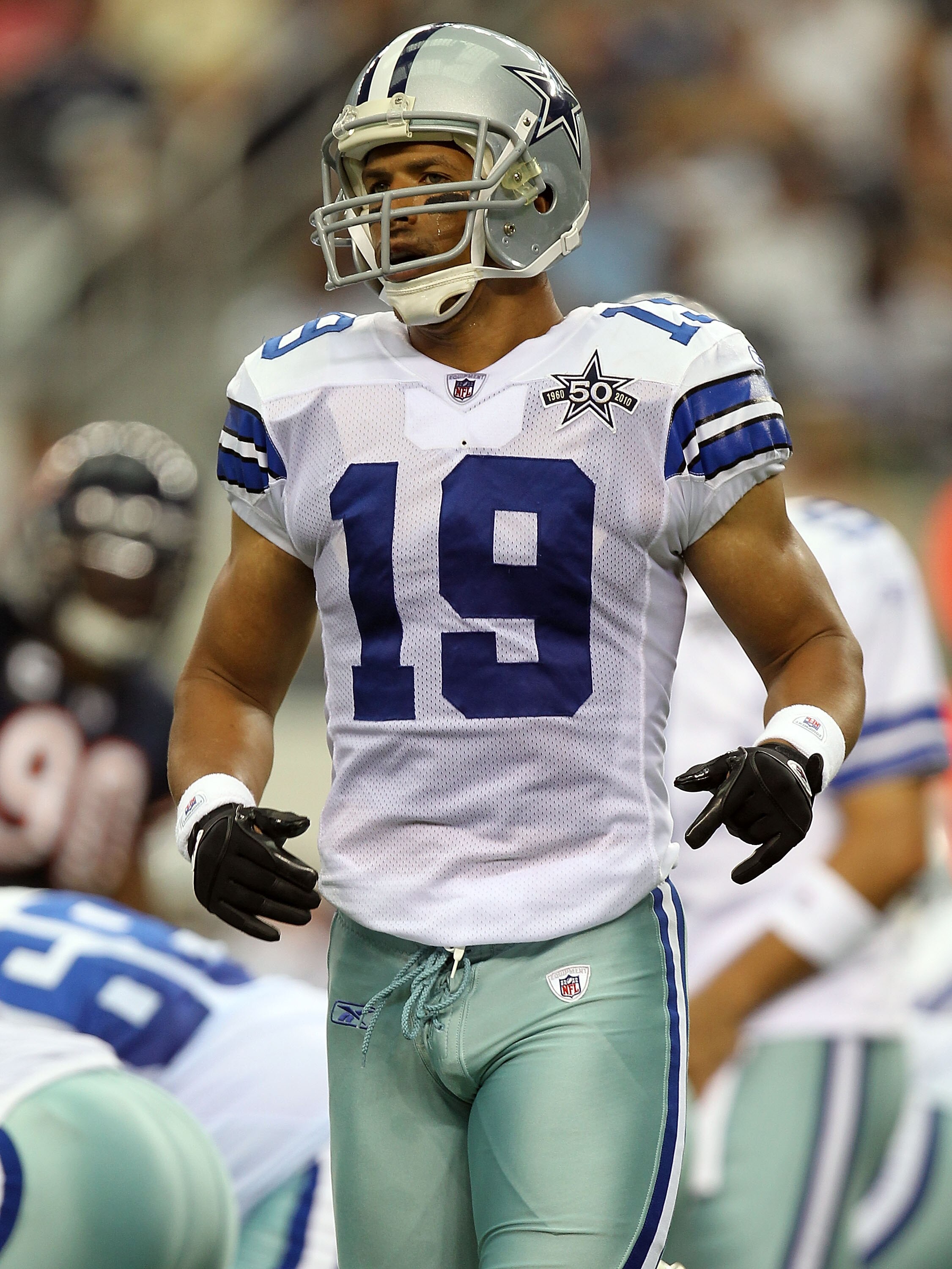 ARLINGTON, TX - SEPTEMBER 19:  Wide receiver Miles Austin #19 of the Dallas Cowboys at Cowboys Stadium on September 19, 2010 in Arlington, Texas.  (Photo by Ronald Martinez/Getty Images)