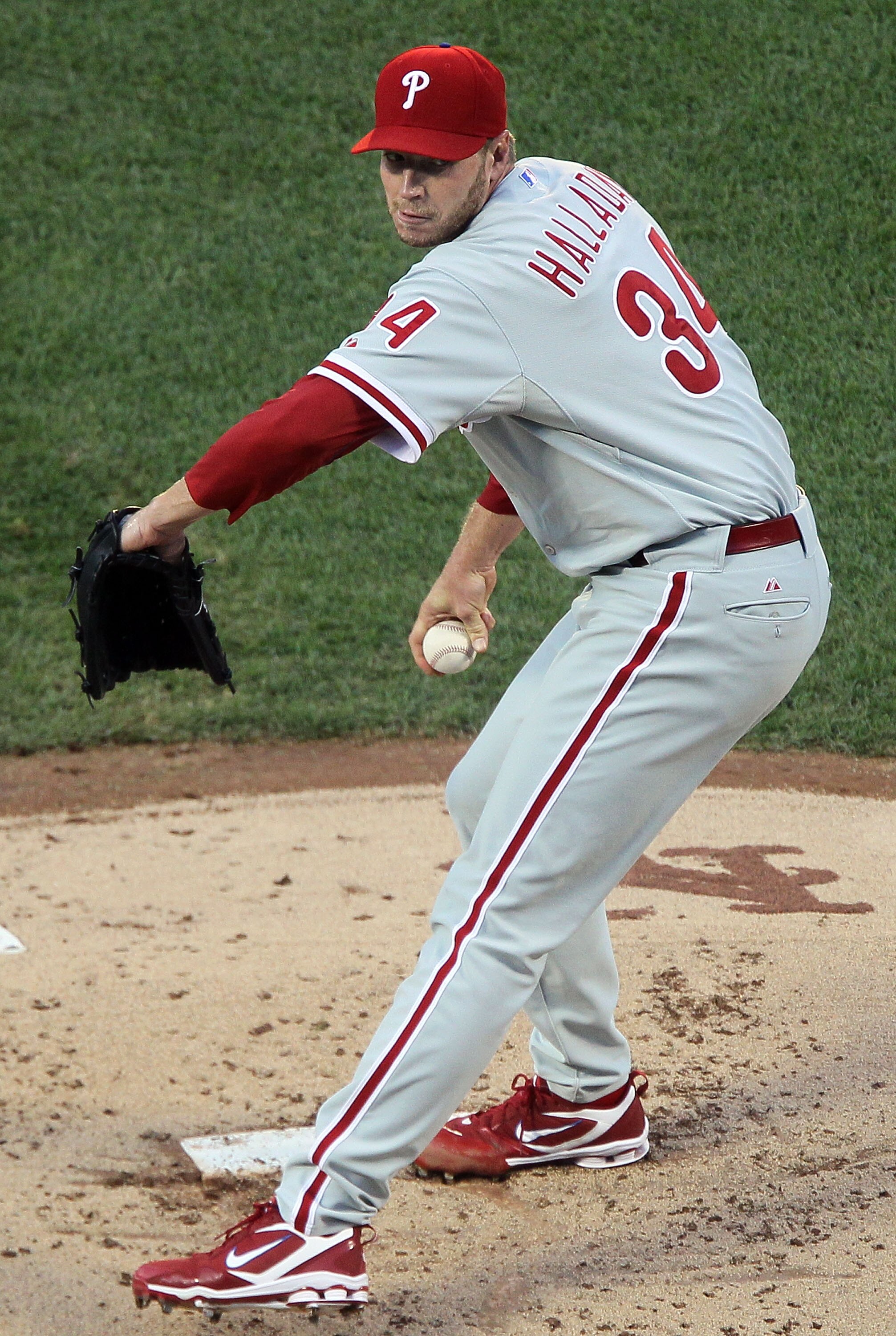 NEW YORK - AUGUST 14:  Roy Halladay #34 of the Philadelphia Phillies delivers a pitch against the New York Mets on August 14, 2010 at Citi Field in the Flushing neighborhood of the Queens borough of New York City.  (Photo by Jim McIsaac/Getty Images)