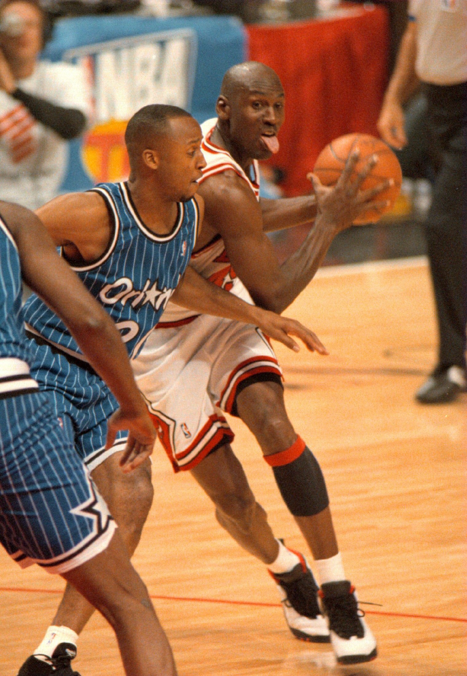 24 Mar 1995: MICHAEL JORDAN OF THE CHICAGO BULLS TAKES THE BALL AROUND BRIAN SHAW OF THE ORLANDO MAGIC DURING FIRST QUARTER ACTION OF MICHAEL''S FIRST HOME GAME AS A BULL AFTER RETURNING FROM RETIREMENT AT THE UNITED CENTER IN CHICAGO, ILLINOIS.
