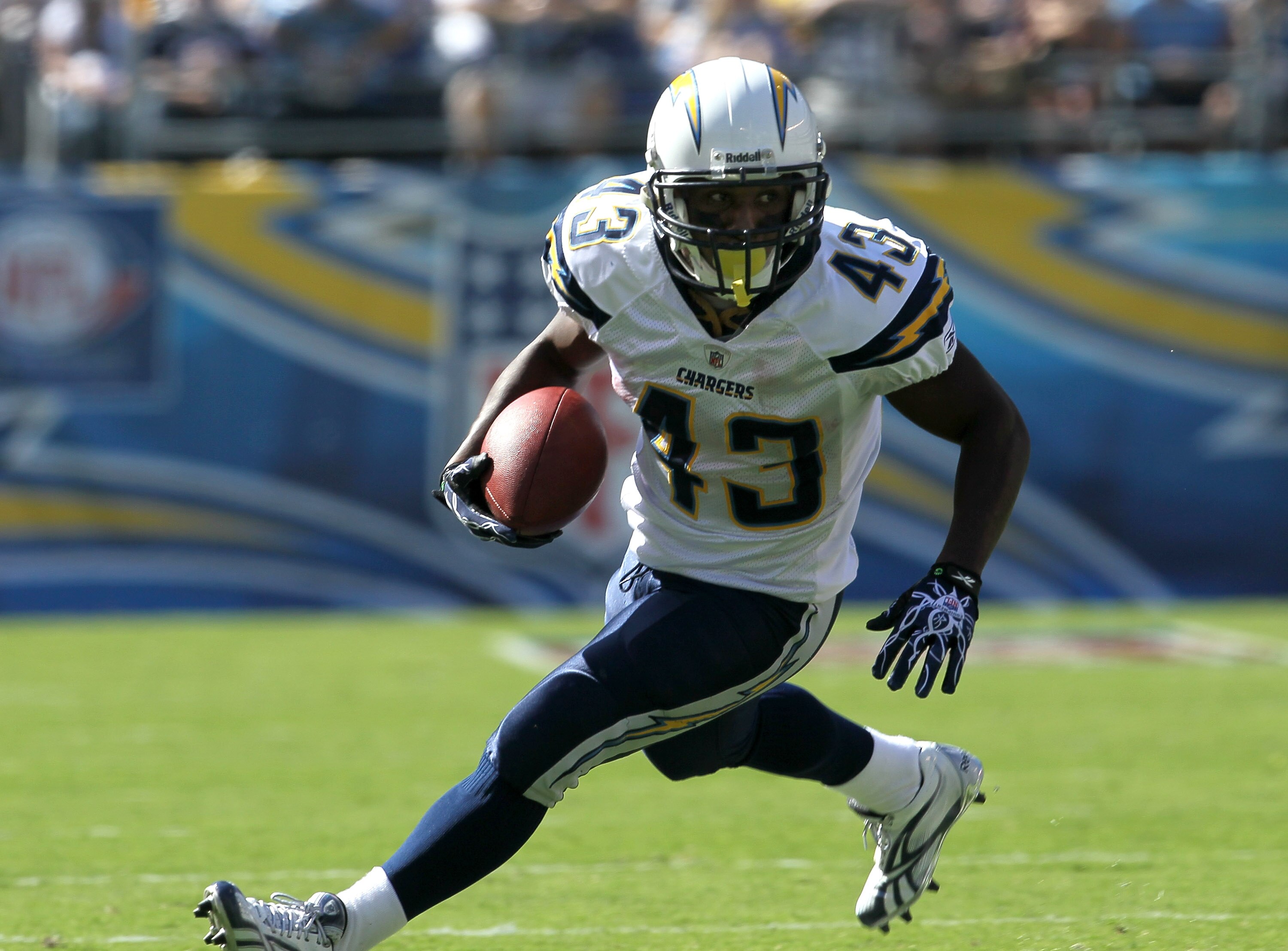 SAN DIEGO - SEPTEMBER 19: Running back Darren Sproles #43 of the San Diego Chargers carries the ball against the Jacksonville Jaguars at Qualcomm Stadium on September 19, 2010 in San Diego, California.   The Chargers won 38-13.  (Photo by Stephen Dunn/Get