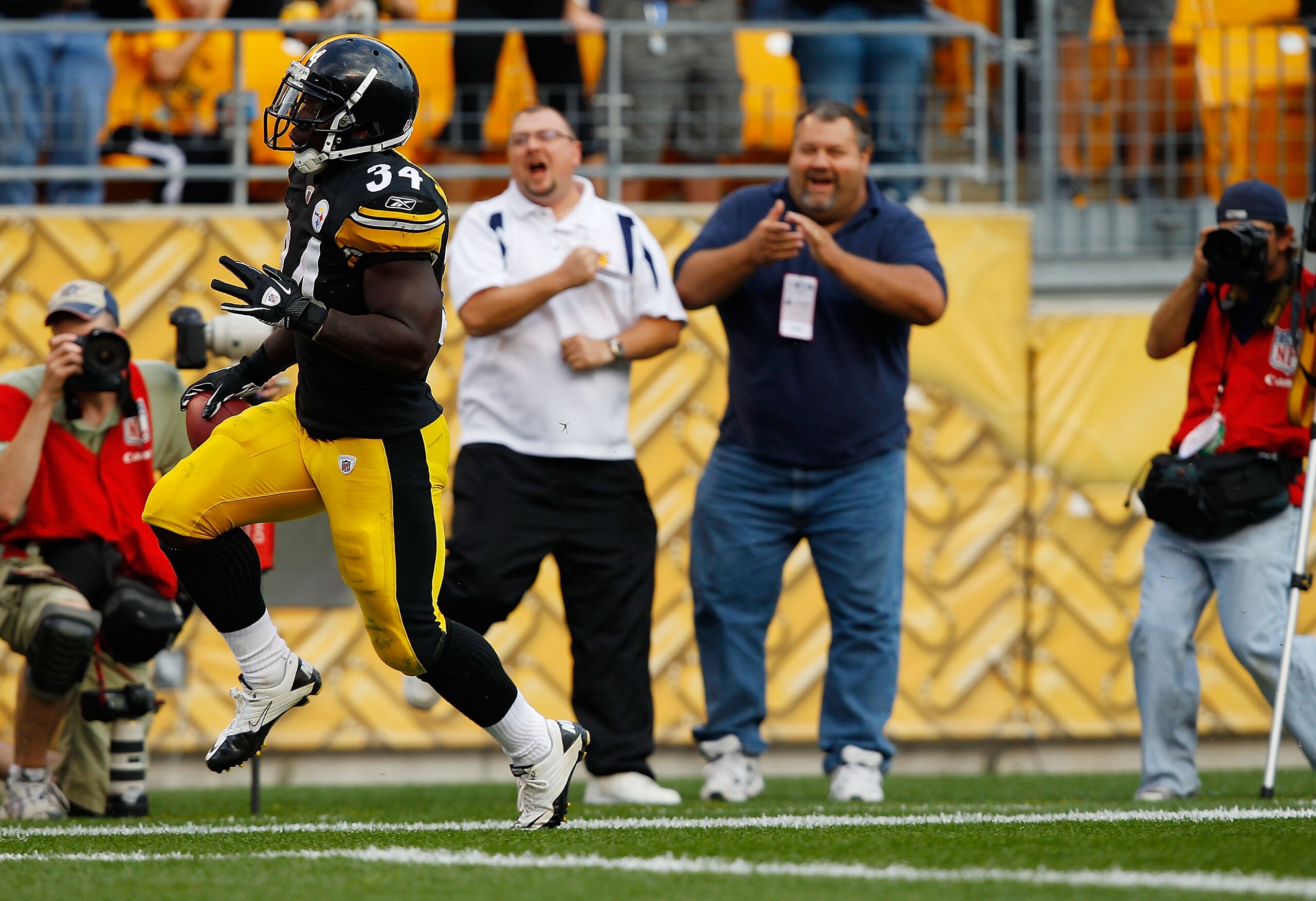 PITTSBURGH - SEPTEMBER 12:  Rashard Mendenhall #26 of the Pittsburgh Steelers runs for a 50-yard game winning touchdown in overtime during the NFL season opener game against the Atlanta Falcons on September 12, 2010 at Heinz Field in Pittsburgh, Pennsylva