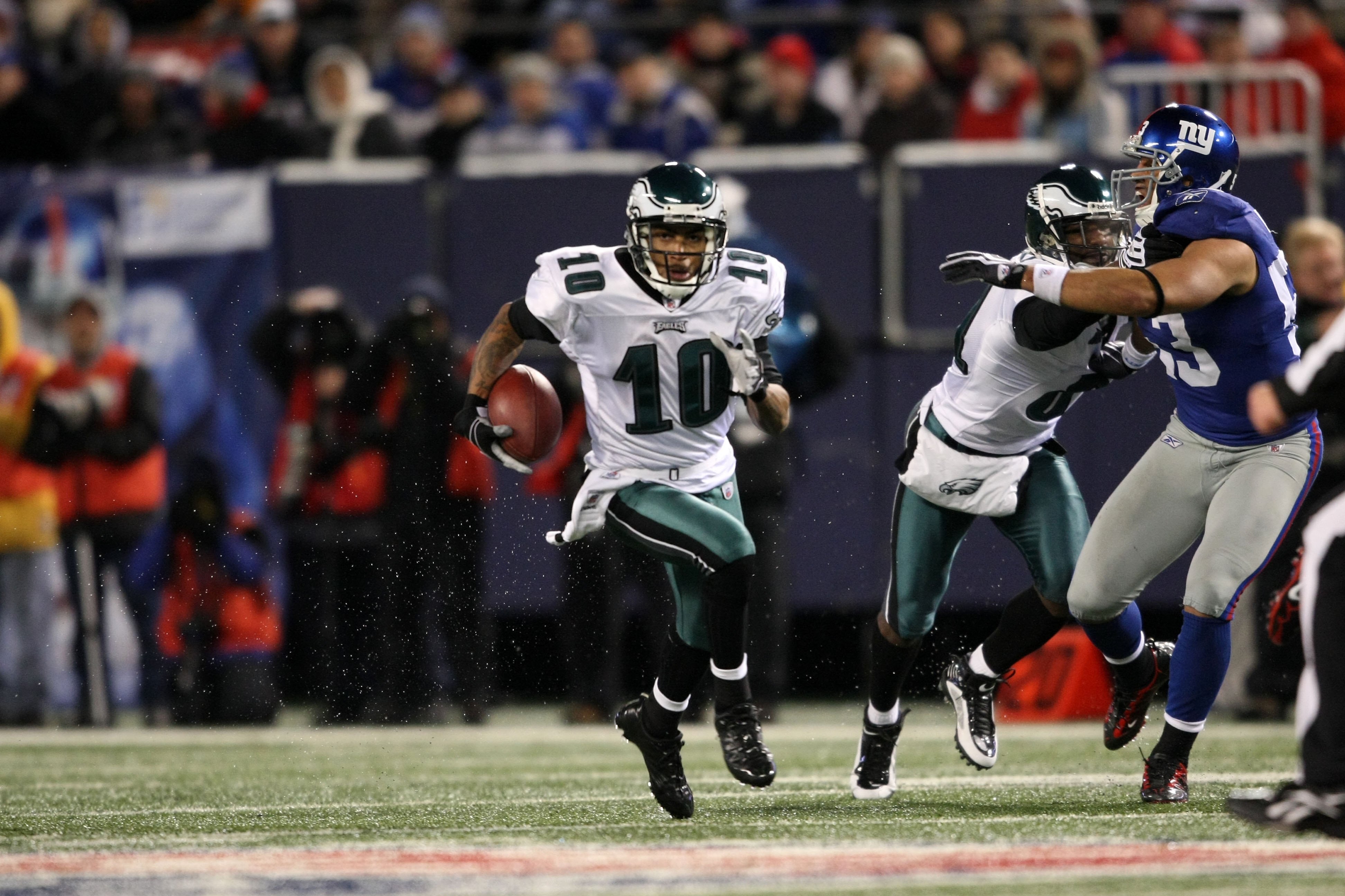 EAST RUTHERFORD, NJ - DECEMBER 13:  DeSean Jackson #10 of the Philadelphia Eagles runs the ball against the New York Giants at Giants Stadium on December 13, 2009 in East Rutherford, New Jersey.  (Photo by Nick Laham/Getty Images)