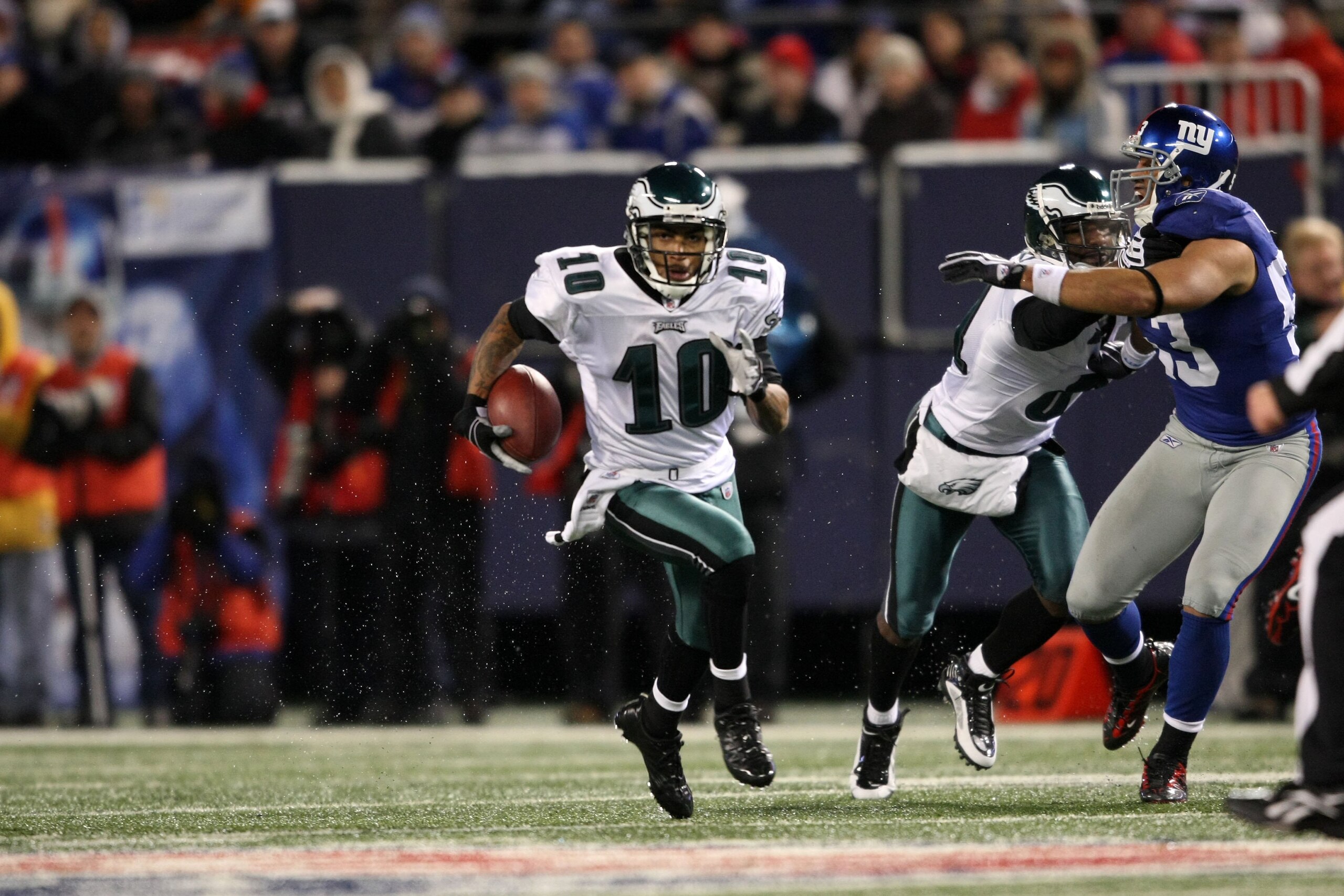 EAST RUTHERFORD, NJ - DECEMBER 13:  DeSean Jackson #10 of the Philadelphia Eagles runs the ball against the New York Giants at Giants Stadium on December 13, 2009 in East Rutherford, New Jersey.  (Photo by Nick Laham/Getty Images)