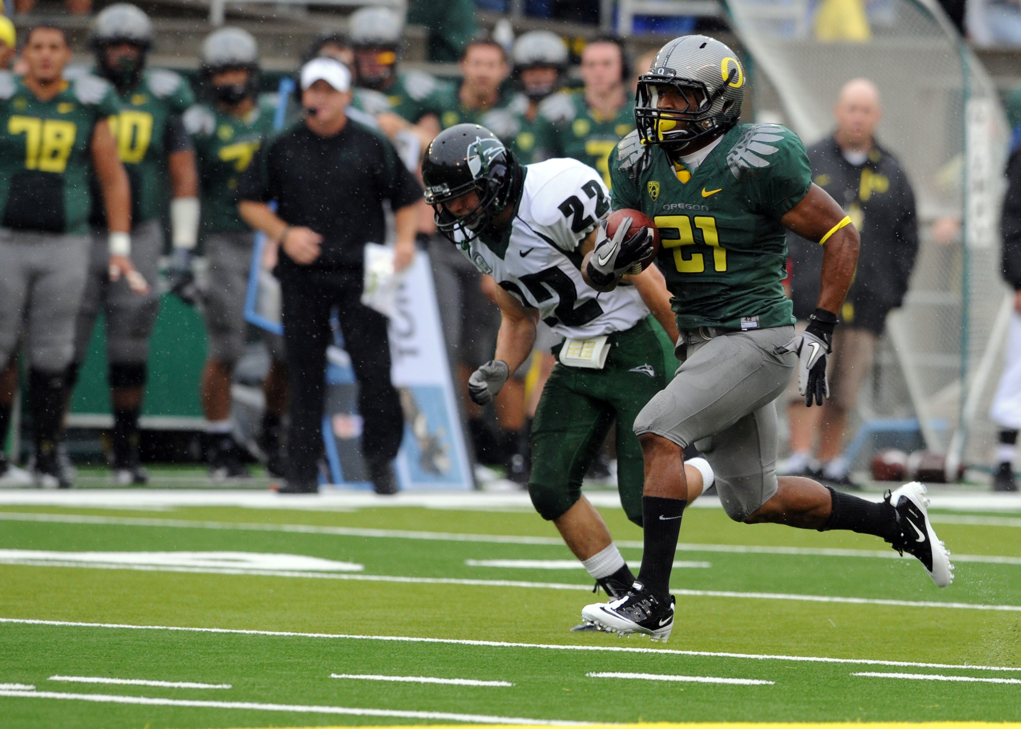EUGENE, OR - SEPTEMBER 18: Running back LaMichael James #21of the Oregon Ducks heads to the end zone for a touchdown as safety Nathan Snow #22 of the Portland State Vikings gives chase in the first quarter of the game at Autzen Stadium on September 18, 20