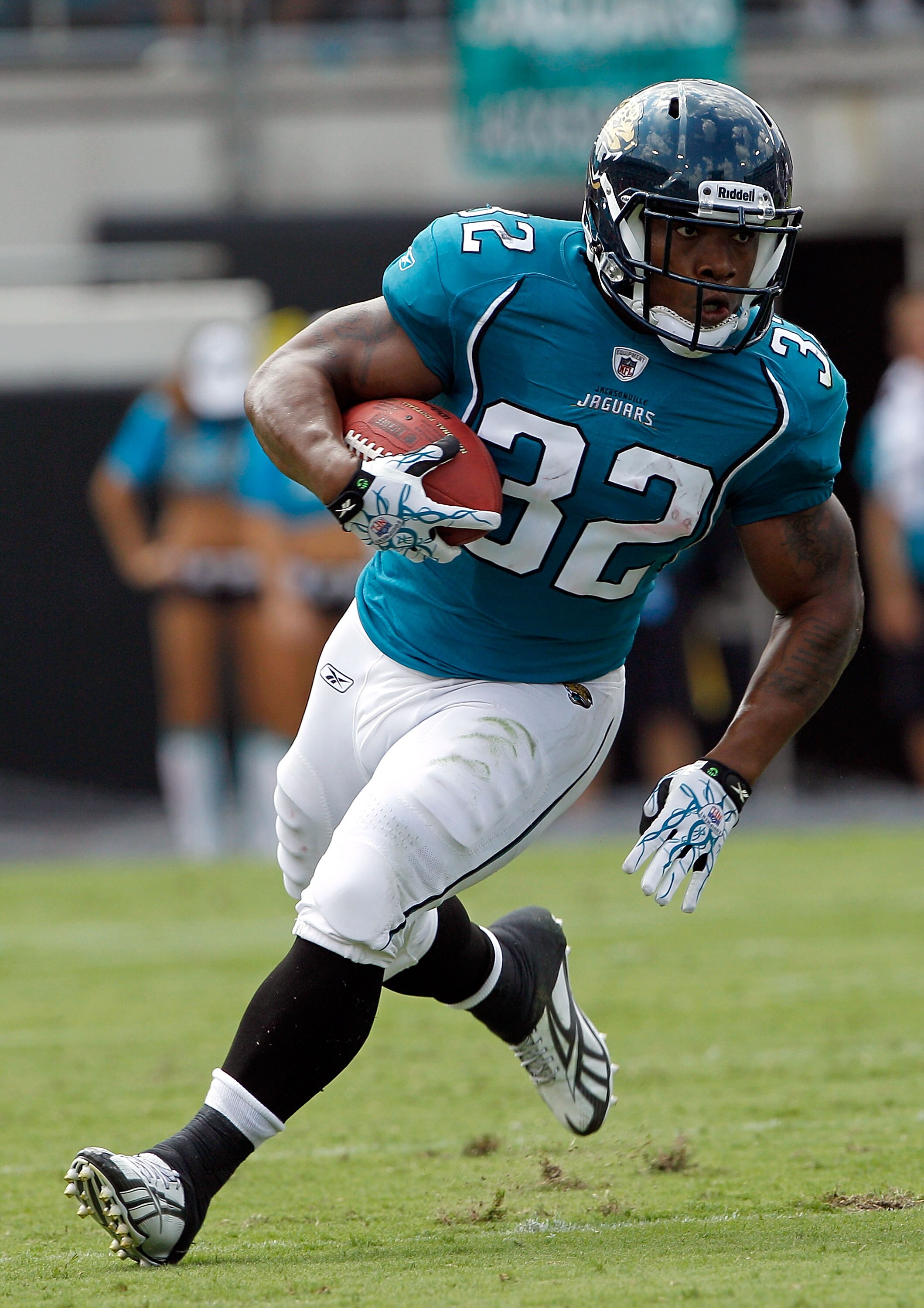JACKSONVILLE, FL - SEPTEMBER 12:  Maurice Jones-Drew #32 of the Jacksonville Jaguars runs for yardage during the NFL season opener game against the Denver Broncos at EverBank Field on September 12, 2010 in Jacksonville, Florida.  (Photo by Sam Greenwood/G