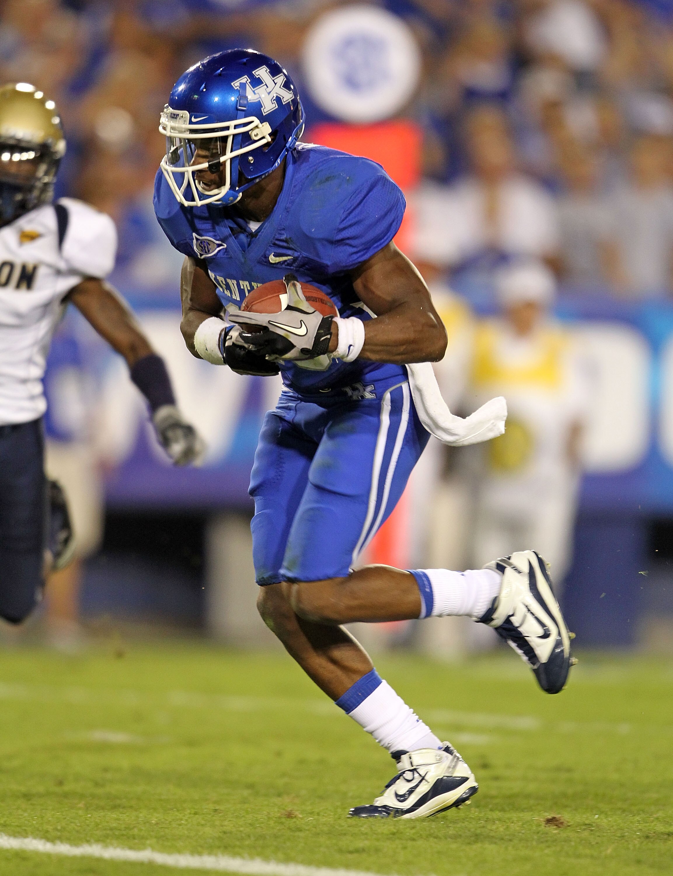 LEXINGTON, KY - SEPTEMBER 18:  Randall Cobb #18 of the Kentucky Wildcats scores a touchdown against the Akron Zips during the game  at Commonwealth Stadium on September 18, 2010 in Lexington, Kentucky.  (Photo by Andy Lyons/Getty Images)