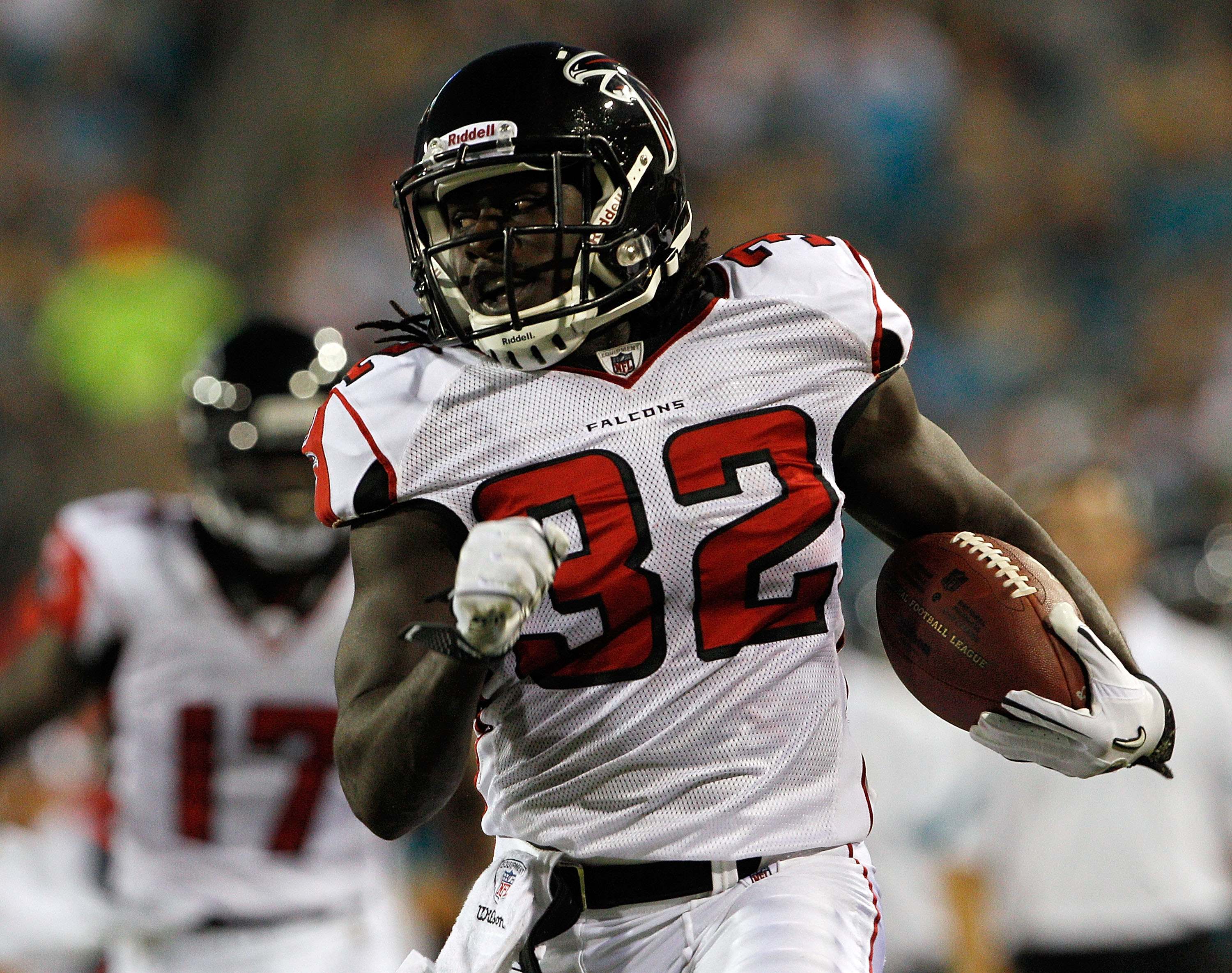 JACKSONVILLE, FL - SEPTEMBER 02:  Jerious Norwood #32 of the Atlanta Falcons runs for yardage during a preseason game against the Jacksonville Jaguars at EverBank Field on September 2, 2010 in Jacksonville, Florida.  (Photo by Sam Greenwood/Getty Images)