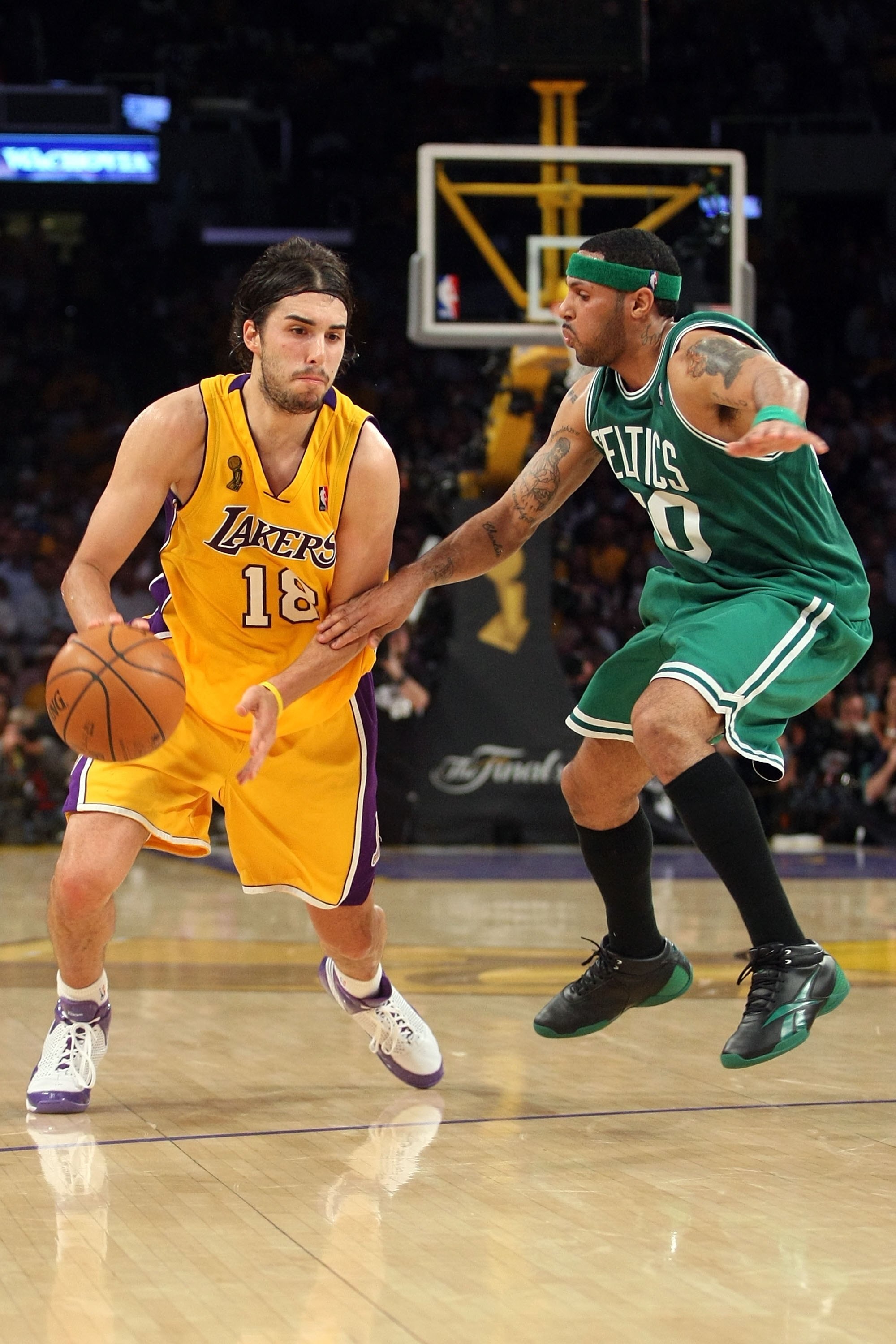 LOS ANGELES, CA - JUNE 12:  Sasha Vujacic #18 of the Los Angeles Lakers drives the ball past Eddie House #50 of the Boston Celtics in Game Four of the 2008 NBA Finals on June 12, 2008 at Staples Center in Los Angeles, California.  NOTE TO USER: User expre