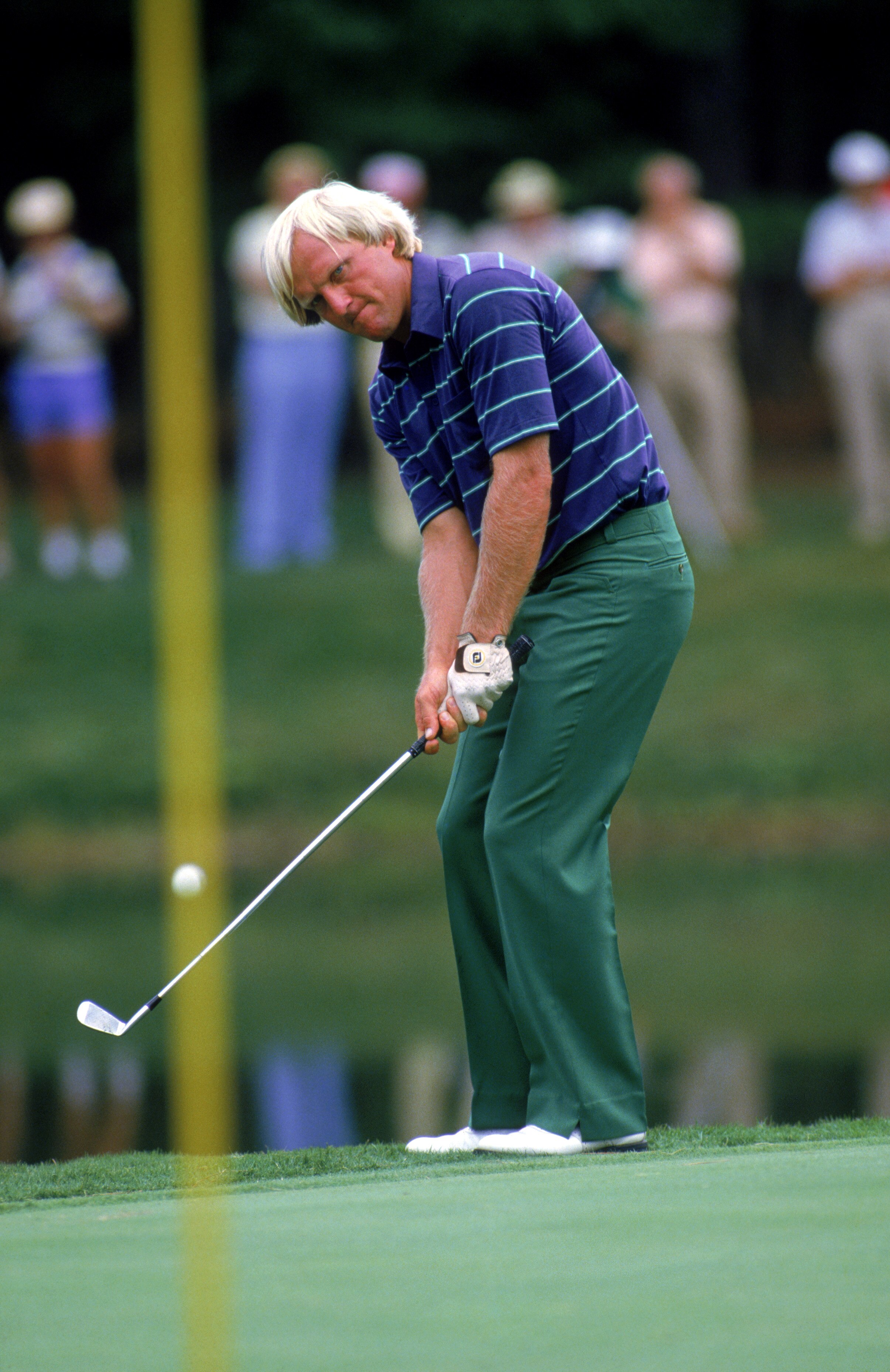 1984:  Greg Norman chips the ball during a 1984 PGA game.  (Photo by David Cannon/Getty Images)