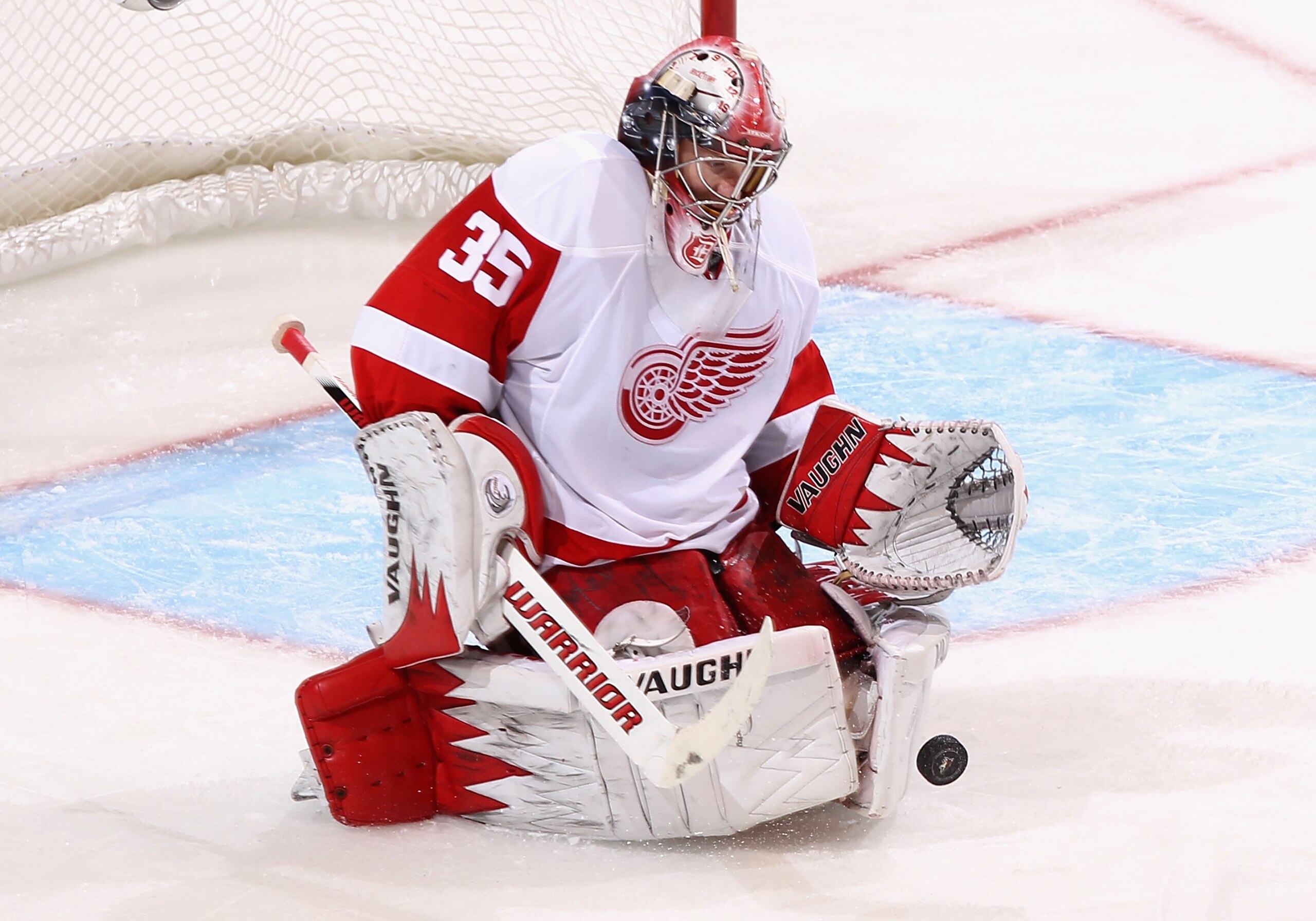 GLENDALE, AZ - APRIL 16:  Goaltender Jimmy Howard #35 of the Detroit Red Wings makes a pad save on the shot from the Phoenix Coyotes in Game Two of the Western Conference Quarterfinals during the 2010 NHL Stanley Cup Playoffs at Jobing.com Arena on April