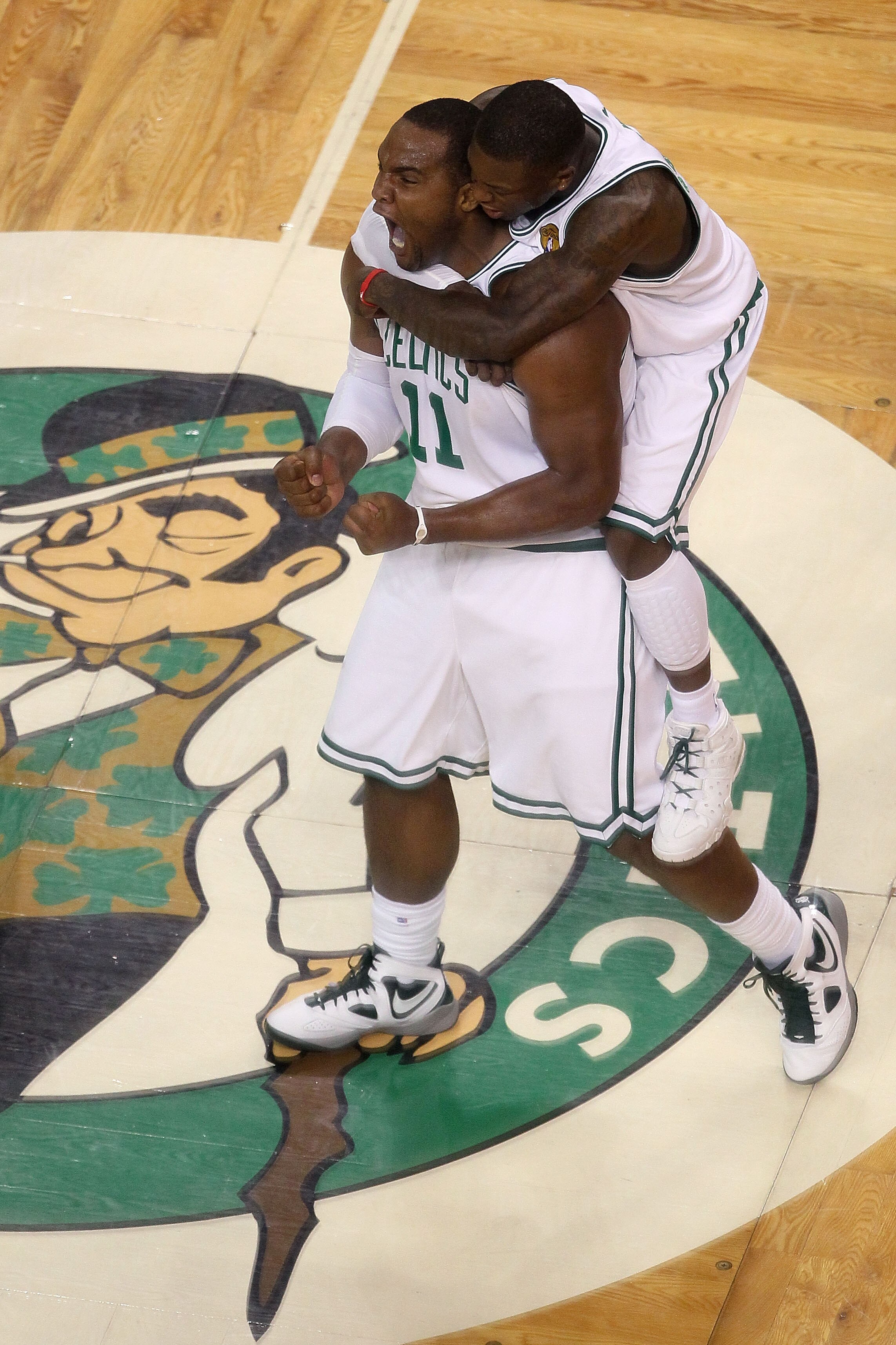 BOSTON - JUNE 10:  Glen Davis #11 and Nate Robinson #4 of the Boston Celltics react in the fourth quarter against the Los Angeles Lakers during Game Four of the 2010 NBA Finals on June 10, 2010 at TD Garden in Boston, Massachusetts. NOTE TO USER: User exp