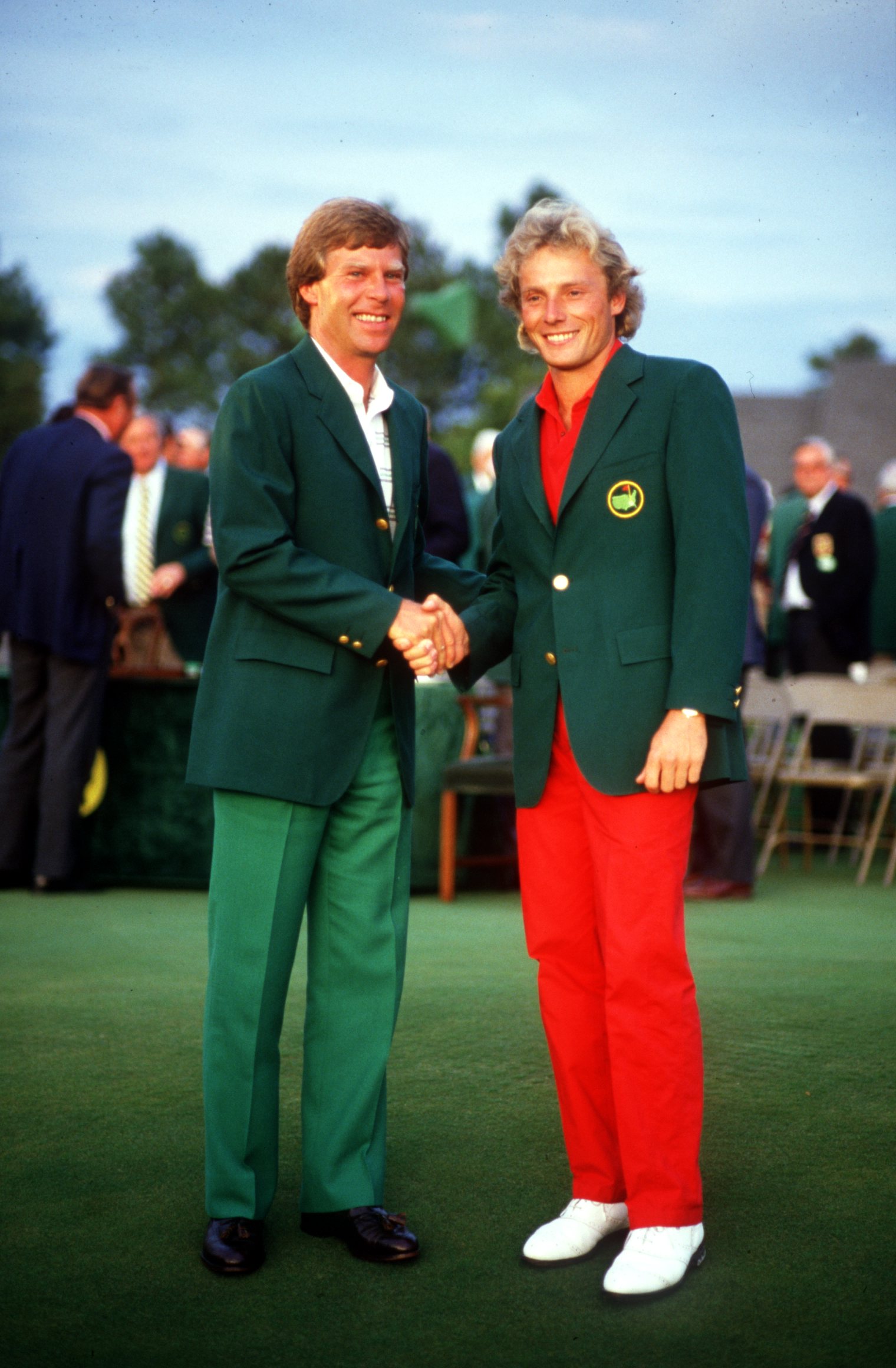 APR 1985:  BERNHARD LANGER OF GERMANY IS PRESENTED WITH THE COVETTED GREEN JACKET BY BEN CRENSHAW OF USA AFTER WINNING THE 1985 US MASTERS AT THE AUGUSTA NATIONAL. Mandatory Credit: David Cannon/ALLSPORT