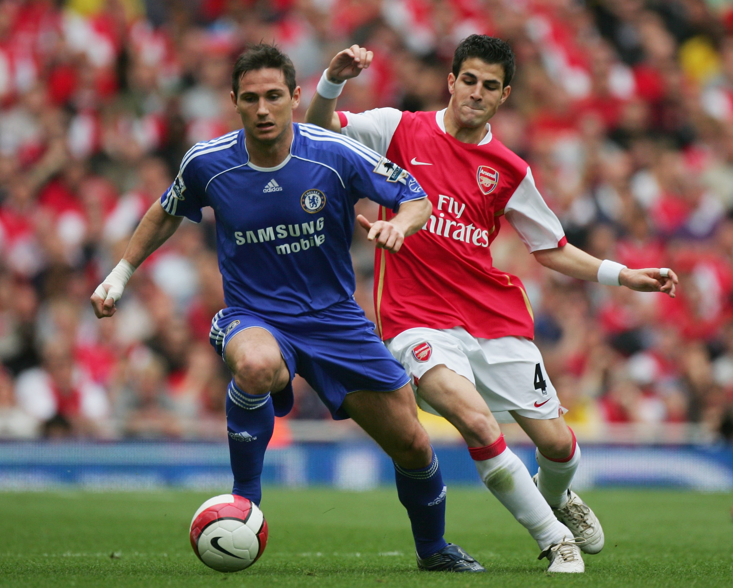 LONDON - MAY 06:  Frank Lampard of Chelsea (L) is watched by Francesc Fabregas of Arsenal during the Barclays Premiership match between Arsenal and Chelsea at the Emirates Stadium on May 6, 2007 in London, England.  (Photo by Mike Hewitt/Getty Images)