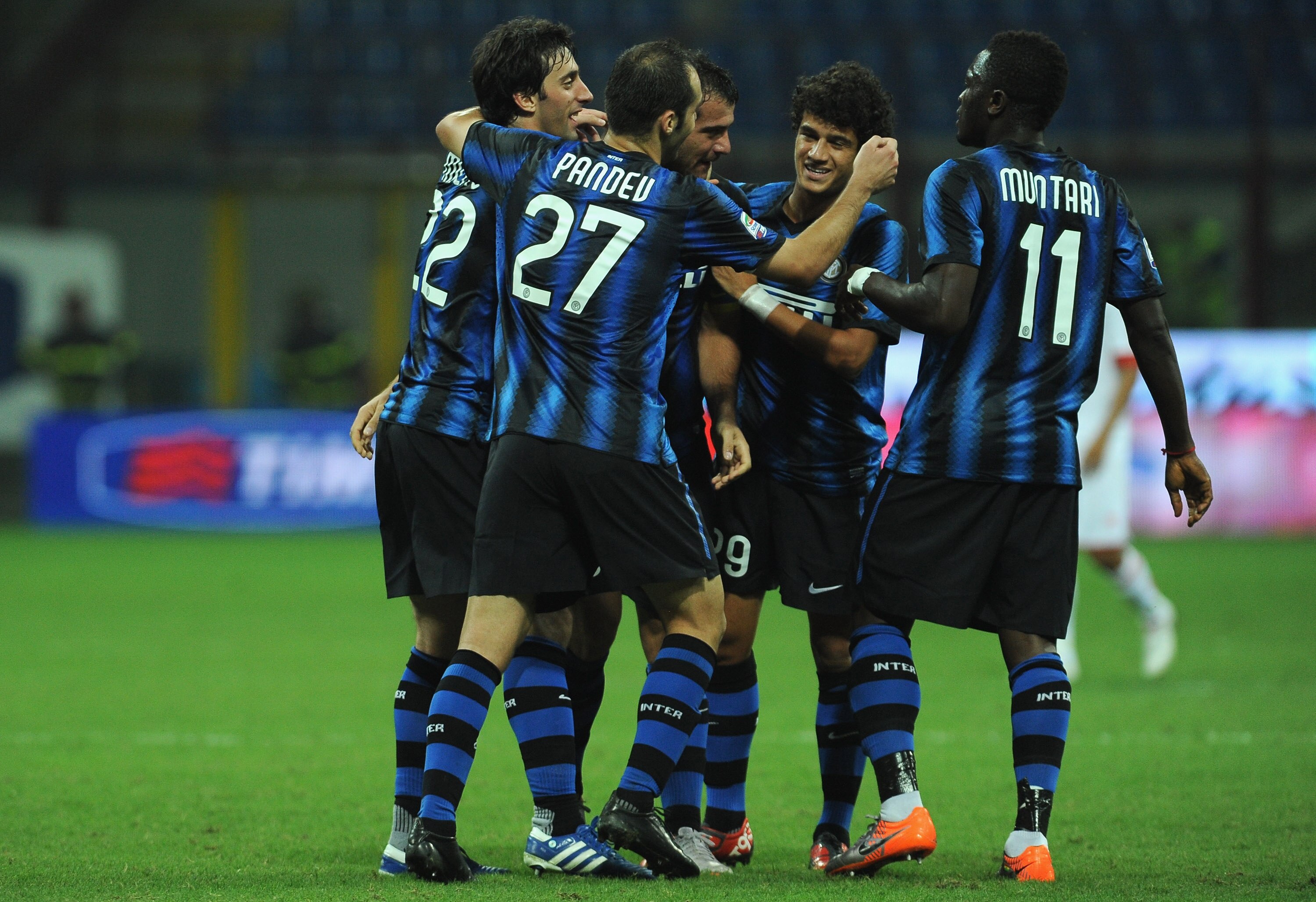 MILAN, ITALY - SEPTEMBER 22:  Diego Milito (L) of FC Internazionale Milano celebrates with his team mates after scoring during the Serie A match between FC Internazionale Milano and AS Bari at Stadio Giuseppe Meazza on September 22, 2010 in Milan, Italy.