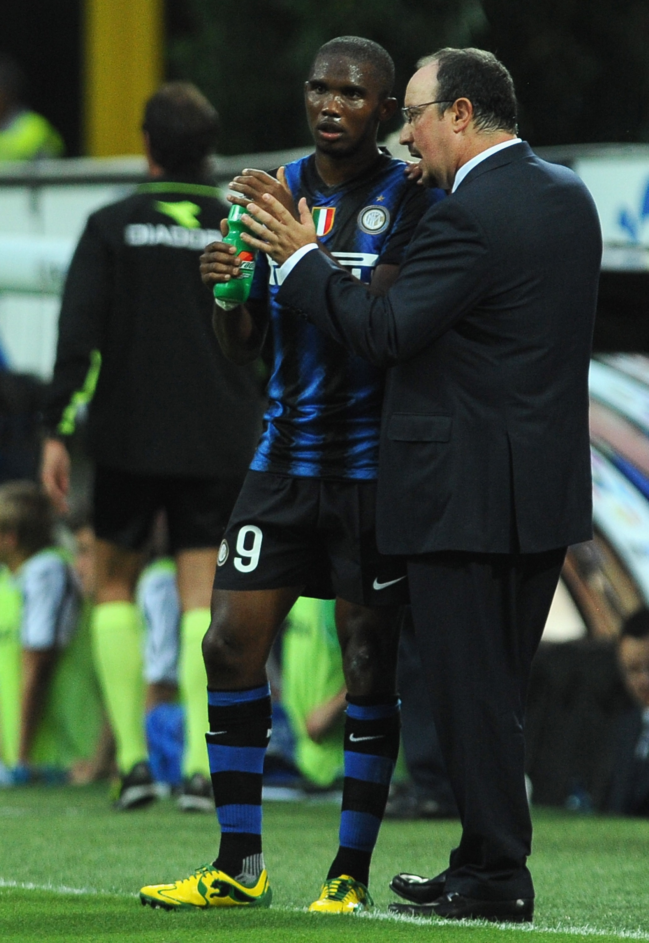 MILAN, ITALY - SEPTEMBER 11:  FC Internazionale head coach Rafael Benitez (R) issues instructions to Samuel Eto o during the Serie A match between FC Internazionale and Udinese Calcio at Stadio Giuseppe Meazza on September 11, 2010 in Milan, Italy.  (Phot