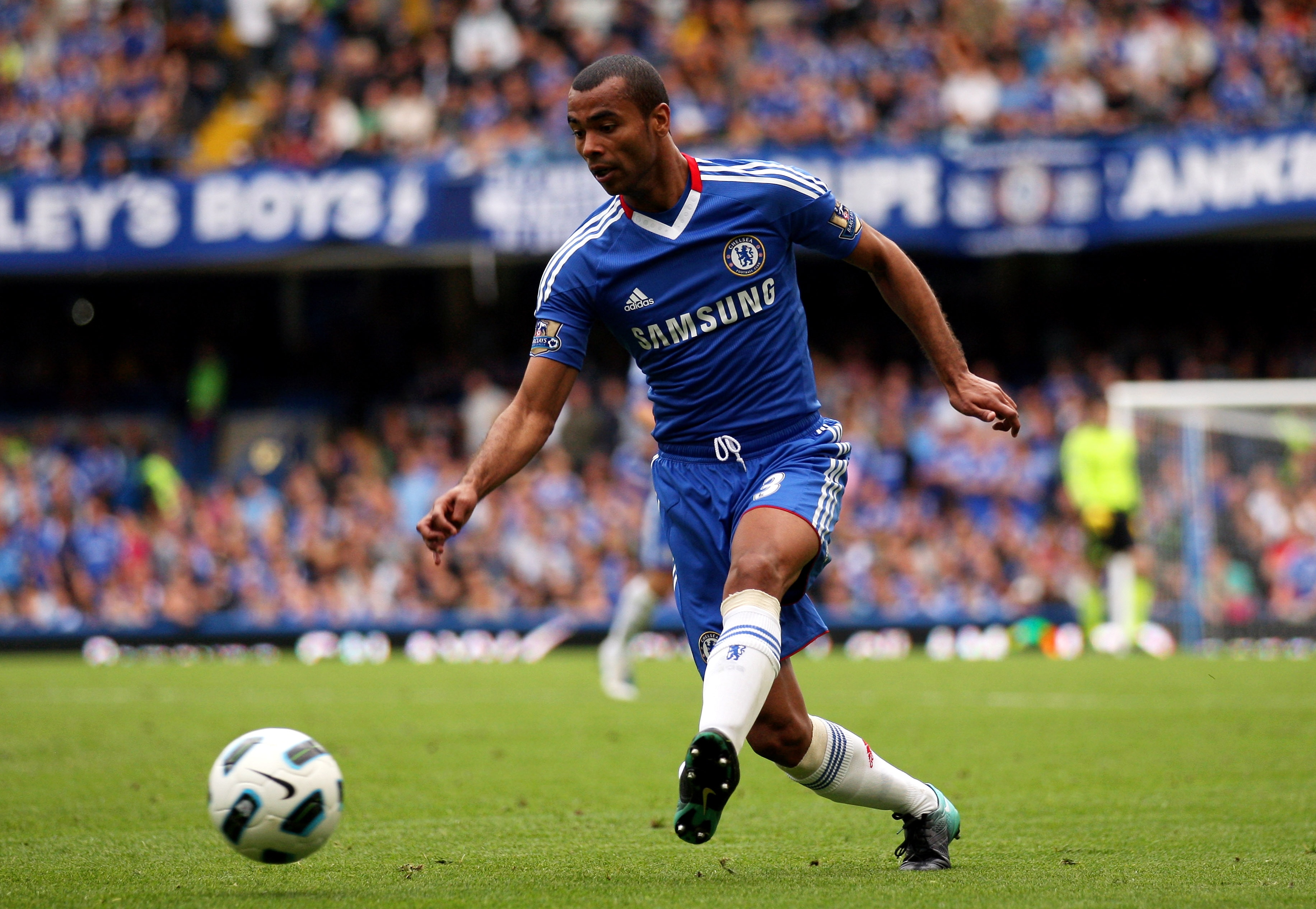 LONDON, ENGLAND - SEPTEMBER 19:  Ashley Cole of Chelsea passes the ball during the Barclays Premier League match between Chelsea and Blackpool at Stamford Bridge on September 19, 2010 in London, England.  (Photo by Warren Little/Getty Images)