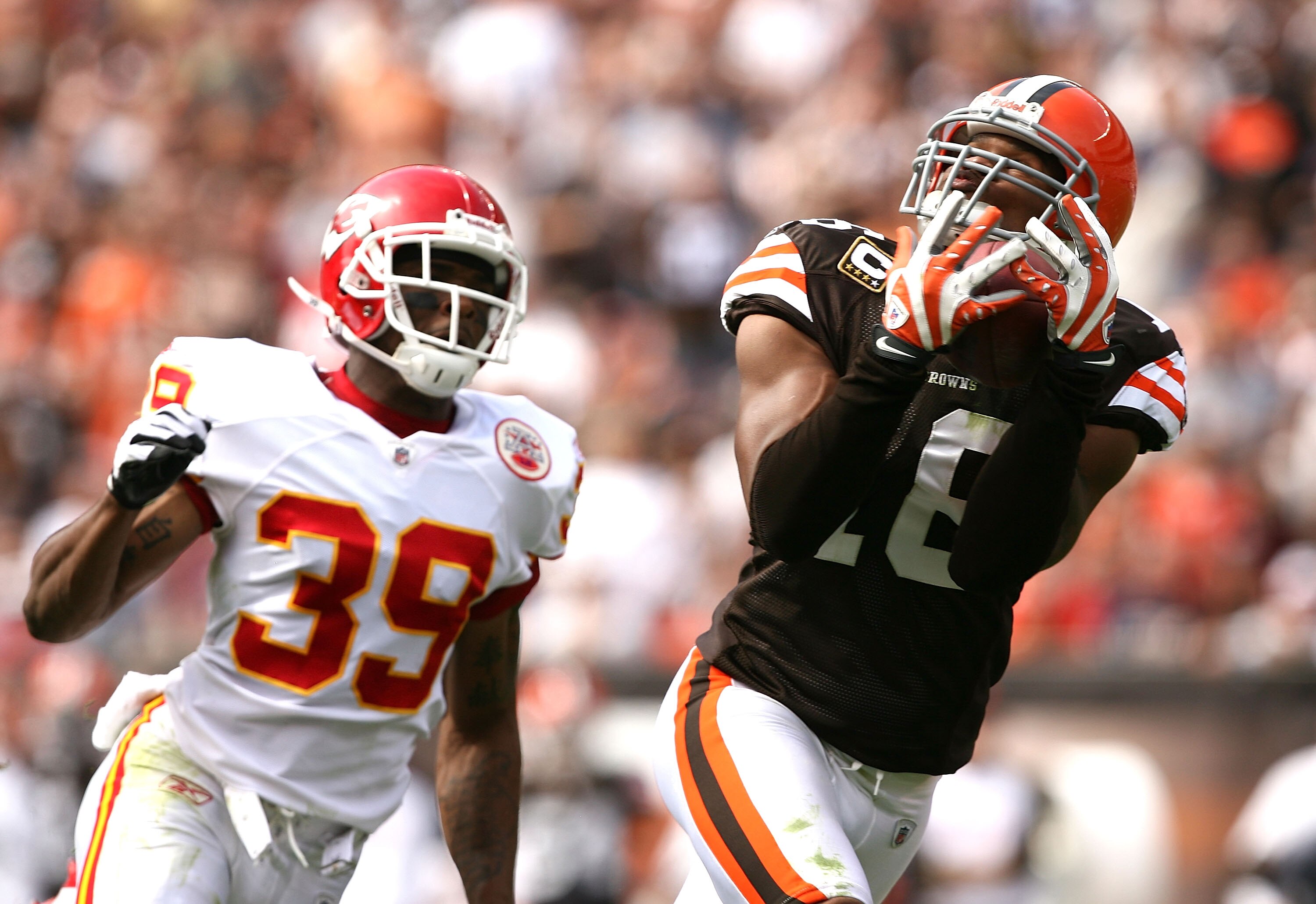 CLEVELAND - SEPTEMBER 19:  Wide receiver Joshua Cribbs #16 of the Cleveland Browns makes a reception for a touchdown in front of cornerback Brandon Carr #39 of the Kansas City Chiefs at Cleveland Browns Stadium on September 19, 2010 in Cleveland, Ohio.  (