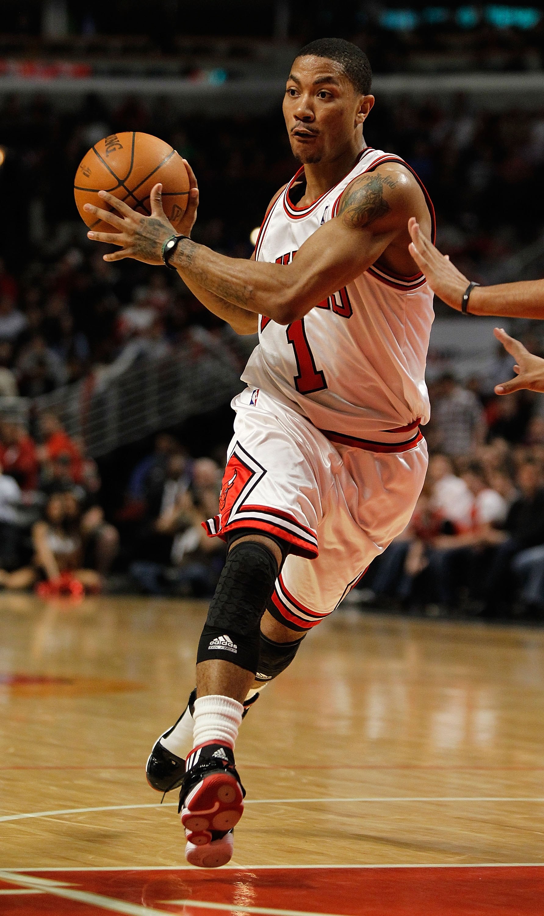 CHICAGO - MARCH 30: Derrick Rose #1 of the Chicago Bulls looks to pass against the Phoenix Suns at the United Center on March 30, 2010 in Chicago, Illinois. The Suns defeated the Bulls 111-105. NOTE TO USER: User expressly acknowledges and agrees that, by