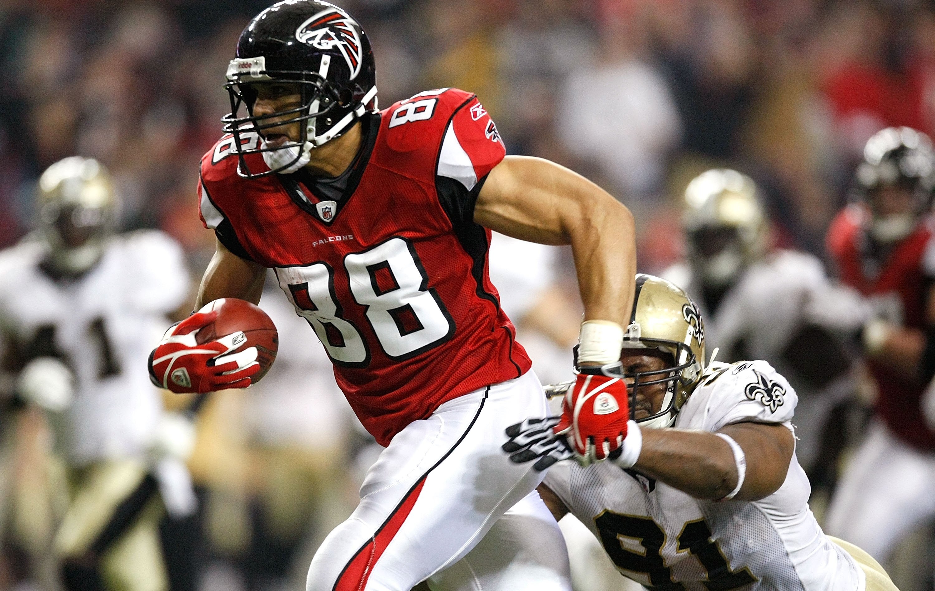 ATLANTA - DECEMBER 13:  Tony Gonzalez #88 of the New Orleans Saints against Will Smith #91 of the Atlanta Falcons at Georgia Dome on December 13, 2009 in Atlanta, Georgia.  (Photo by Kevin C. Cox/Getty Images)