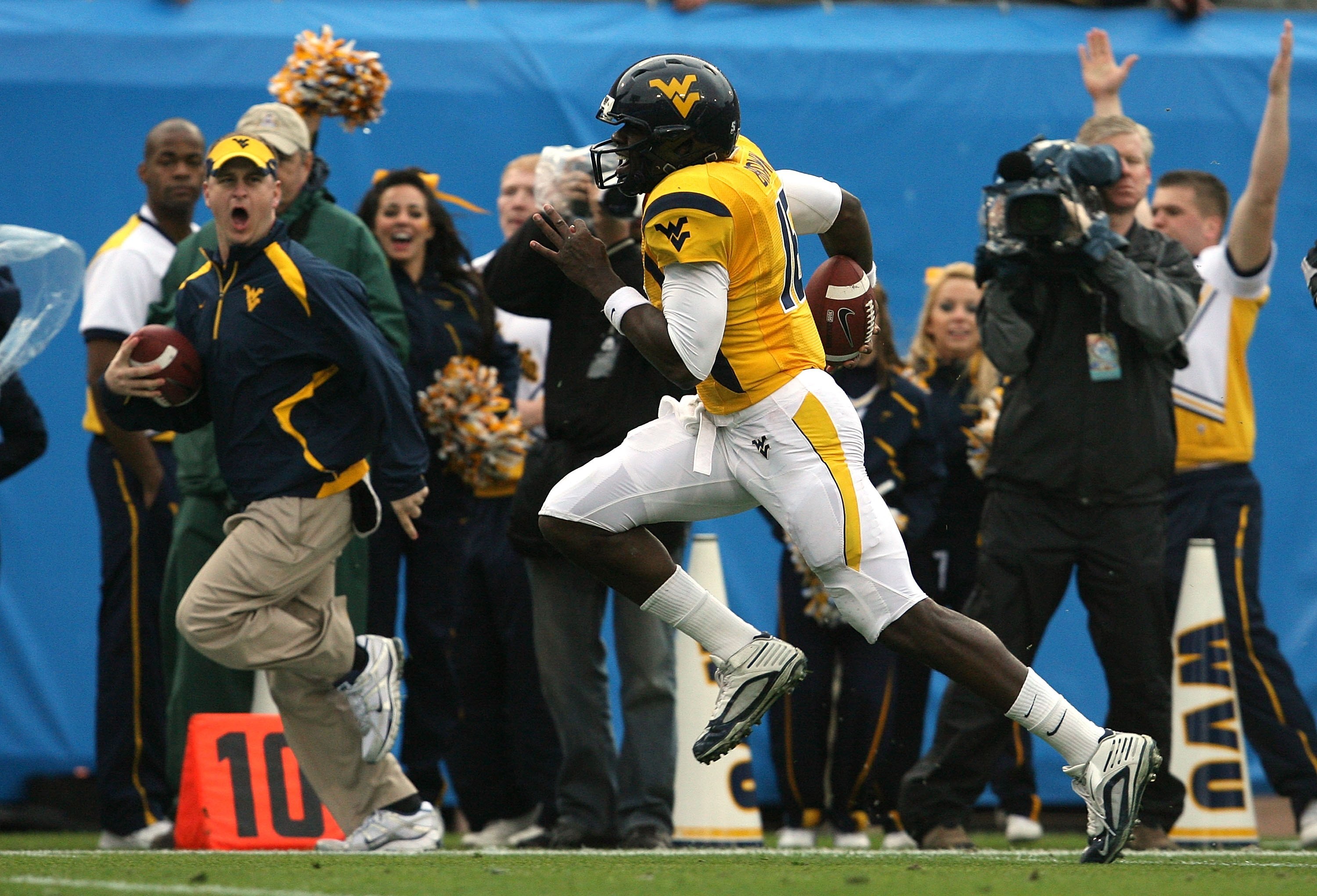 JACKSONVILLE, FL - JANUARY 01: Quarterback Jarrett Brown #16 of the West Virginia Mountaineers scrambles for a first quarter touchdown run against the Florida State Seminoles during the Konica Minolta Gator Bowl on January 1, 2010 in Jacksonville, Florid JACKSONVILLE, FL - JANUARY 01: Quarterback Jarrett Brown #16 of the West Virginia Mountaineers scrambles for a first quarter touchdown run against the Florida State Seminoles during the Konica Minolta Gator Bowl on January 1, 2010 in Jacksonville, Florid