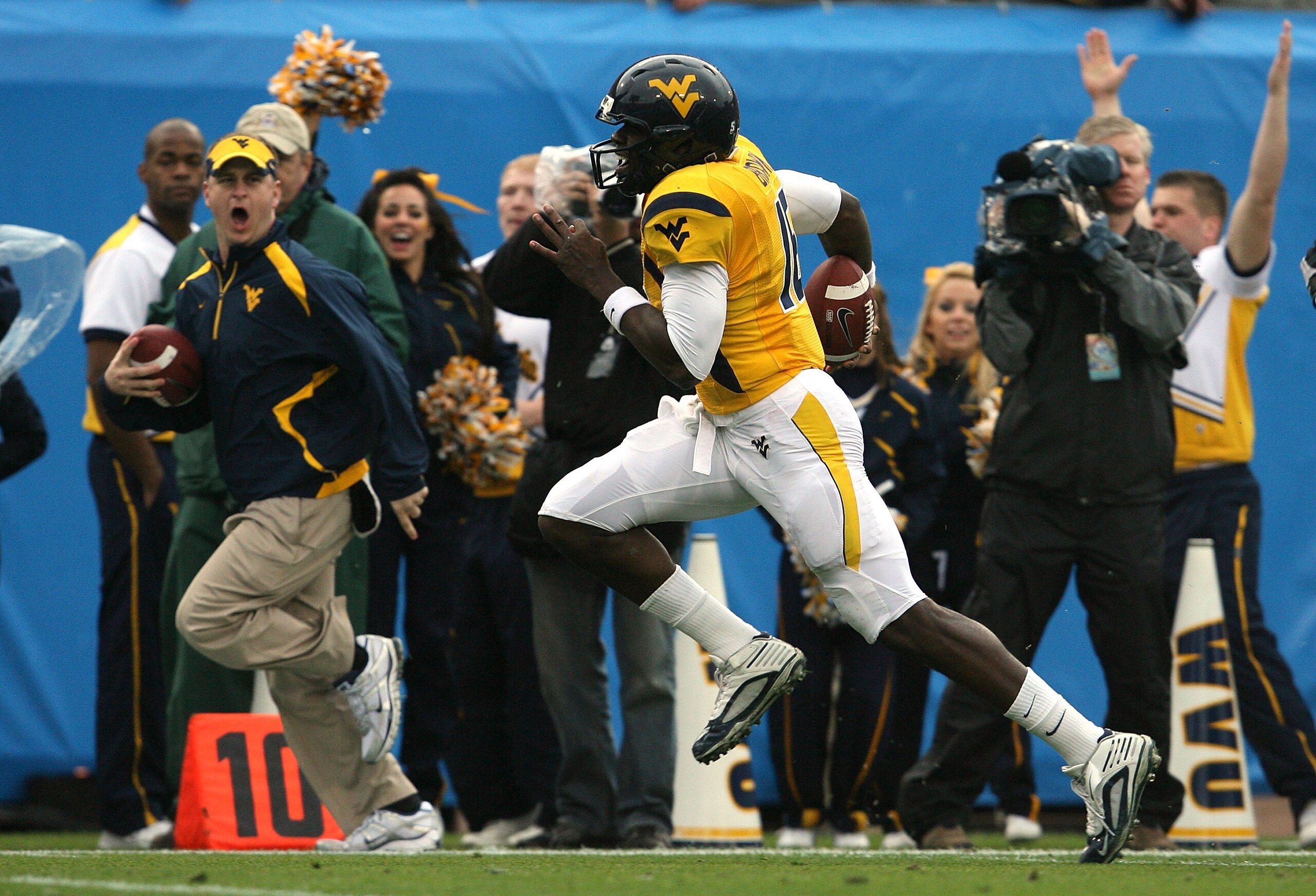 JACKSONVILLE, FL - JANUARY 01:  Quarterback Jarrett Brown #16 of the West Virginia Mountaineers scrambles for a first quarter touchdown run against the Florida State Seminoles during the Konica Minolta Gator Bowl on January 1, 2010 in Jacksonville, Florid
