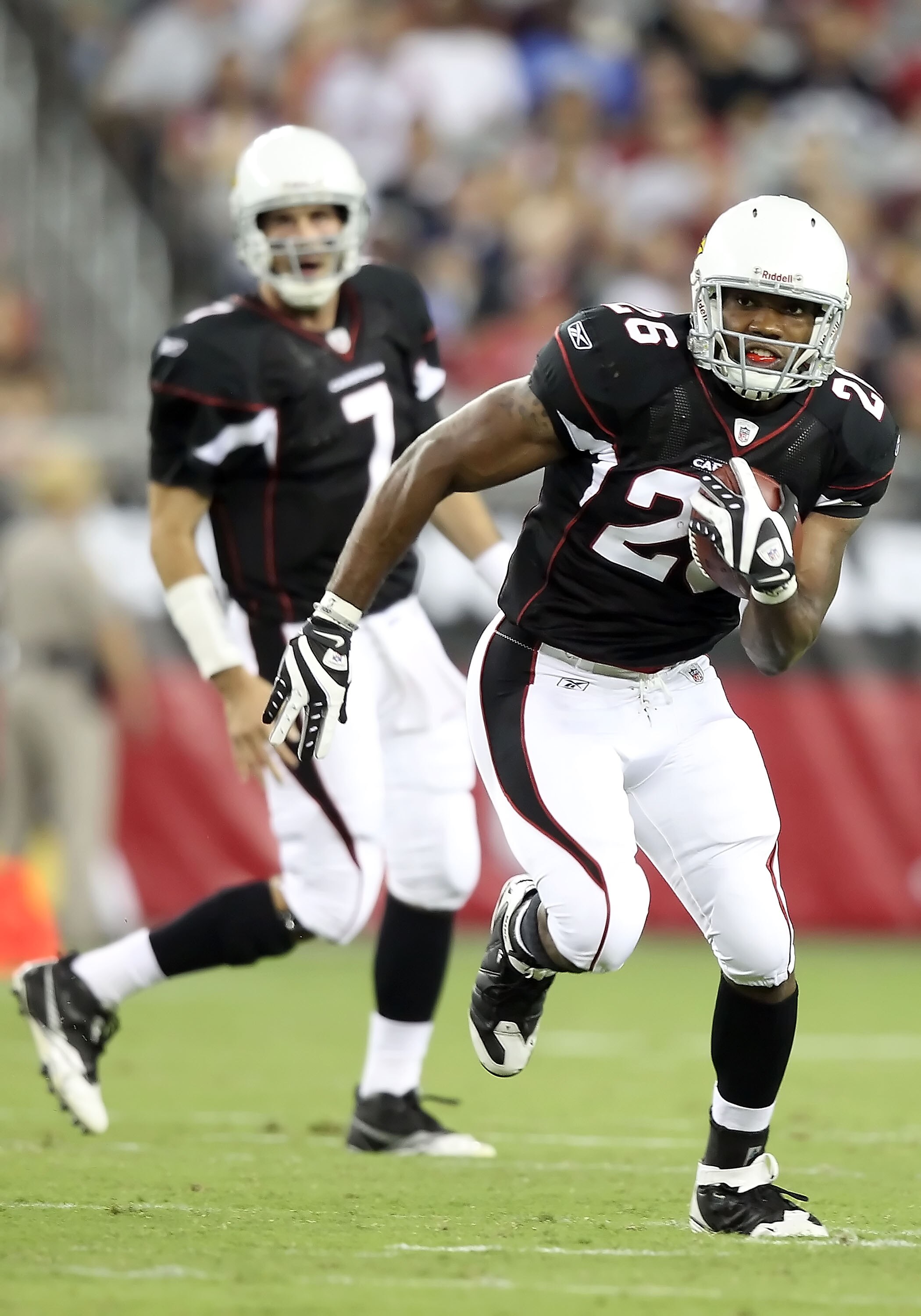 GLENDALE, AZ - SEPTEMBER 02: Runningback Beanie Wells #26 of the Arizona Cardinals rushes the ball after a hand off from quarterback Matt Leinart #7 during preseason NFL game against the Washington Redskins at the University of Phoenix Stadium on Septemb GLENDALE, AZ - SEPTEMBER 02: Runningback Beanie Wells #26 of the Arizona Cardinals rushes the ball after a hand off from quarterback Matt Leinart #7 during preseason NFL game against the Washington Redskins at the University of Phoenix Stadium on Septemb
