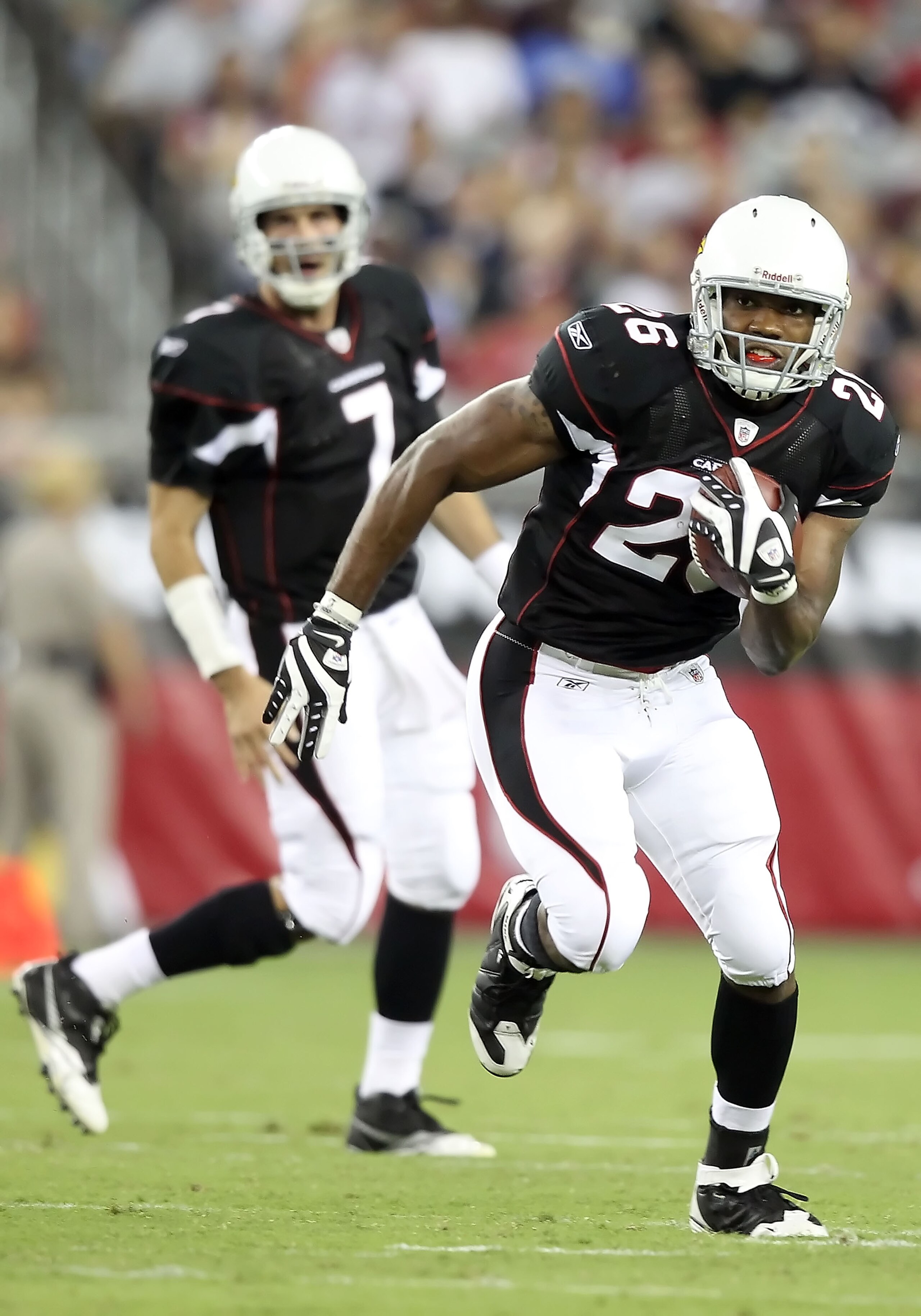 GLENDALE, AZ - SEPTEMBER 02: Runningback Beanie Wells #26 of the Arizona Cardinals rushes the ball after a hand off from quarterback Matt Leinart #7 during preseason NFL game against the Washington Redskins at the University of Phoenix Stadium on Septemb GLENDALE, AZ - SEPTEMBER 02: Runningback Beanie Wells #26 of the Arizona Cardinals rushes the ball after a hand off from quarterback Matt Leinart #7 during preseason NFL game against the Washington Redskins at the University of Phoenix Stadium on Septemb