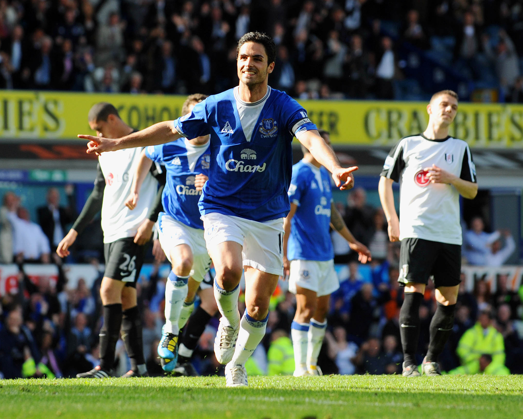LIVERPOOL, UNITED KINGDOM - APRIL 25: Mikel Arteta of Everton celebrates after scoring the winning goal from the penalty spot during the Barclays Premier League match between Everton and Fulham at Goodison Park on April 25, 2010 in Liverpool, England. (Ph