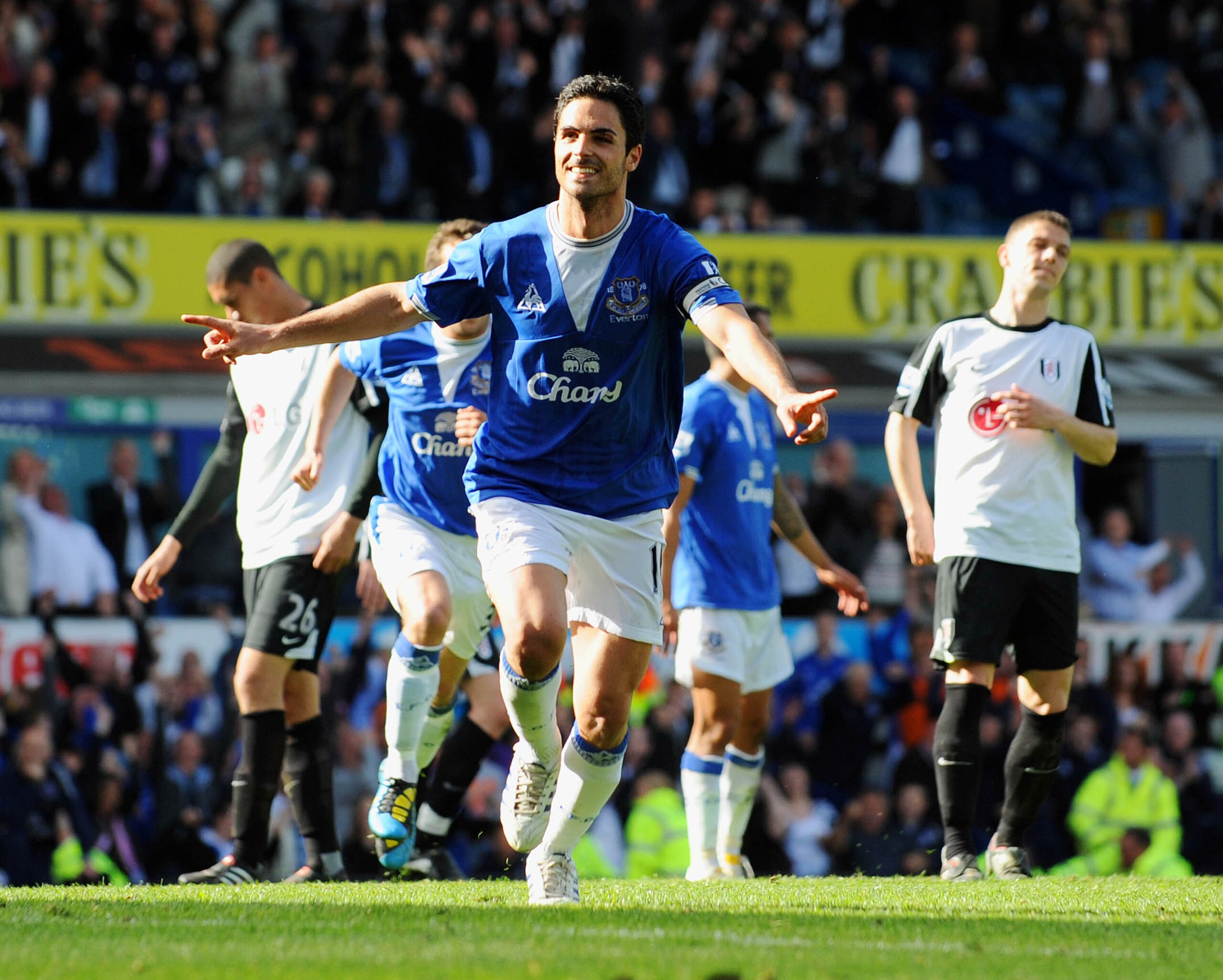 LIVERPOOL, UNITED KINGDOM - APRIL 25: Mikel Arteta of Everton celebrates after scoring the winning goal from the penalty spot during the Barclays Premier League match between Everton and Fulham at Goodison Park on April 25, 2010 in Liverpool, England. (Ph
