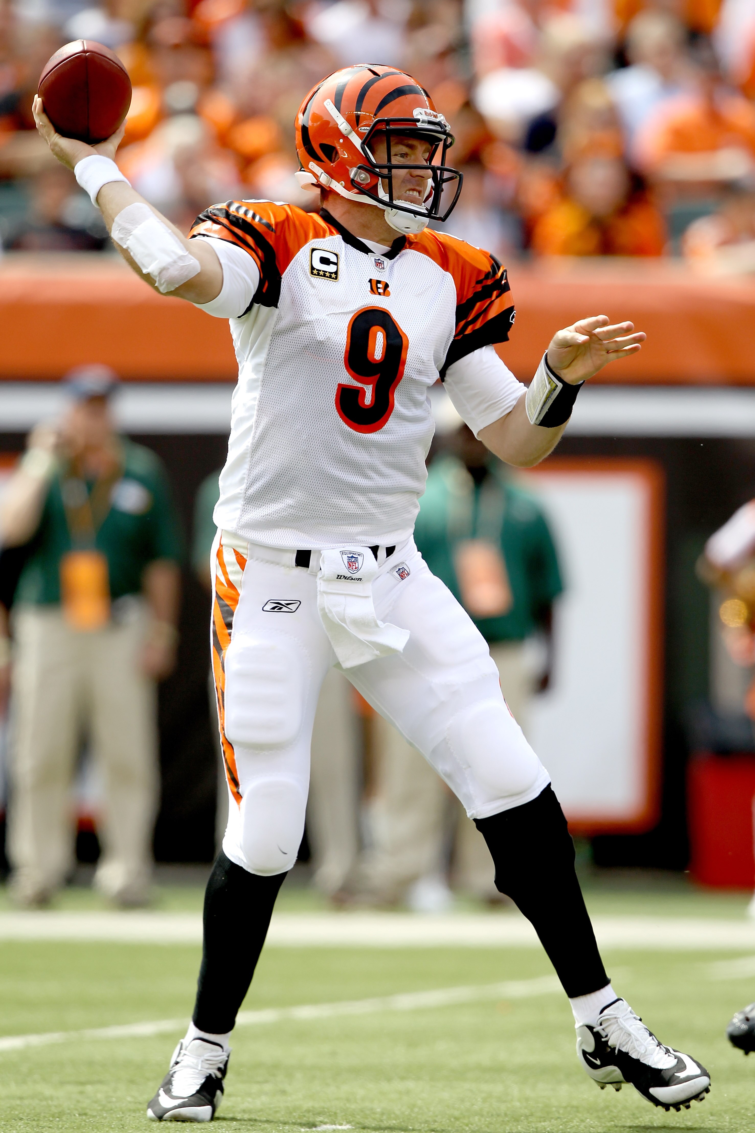CINCINNATI - SEPTEMBER 19:  Quarterback Carson Palmer #9 of the Cincinnati Bengals makes a pass against the Baltimore Ravens at Paul Brown Stadium on September 19, 2010 in Cincinnati, Ohio.  (Photo by Matthew Stockman/Getty Images)