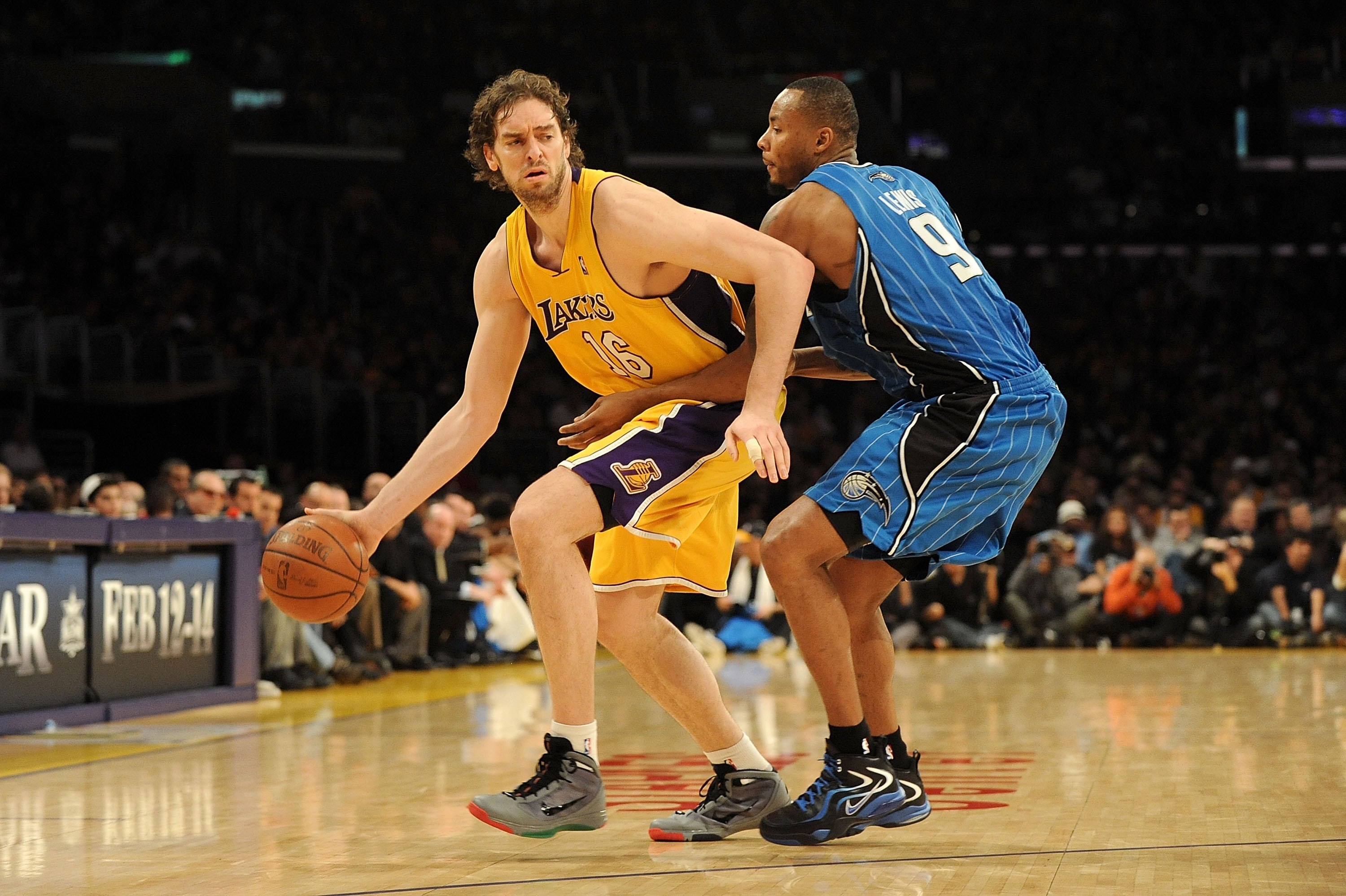 LOS ANGELES, CA - JANUARY 18:  Pau Gasol #16 of the Los Angeles Lakers handles the ball against Rashard Lewis #9 of the Orlando Magic during the game on January 18, 2010 at Staples Center in Los Angeles, California. The Lakers won 98-92. NOTE TO USER: Use