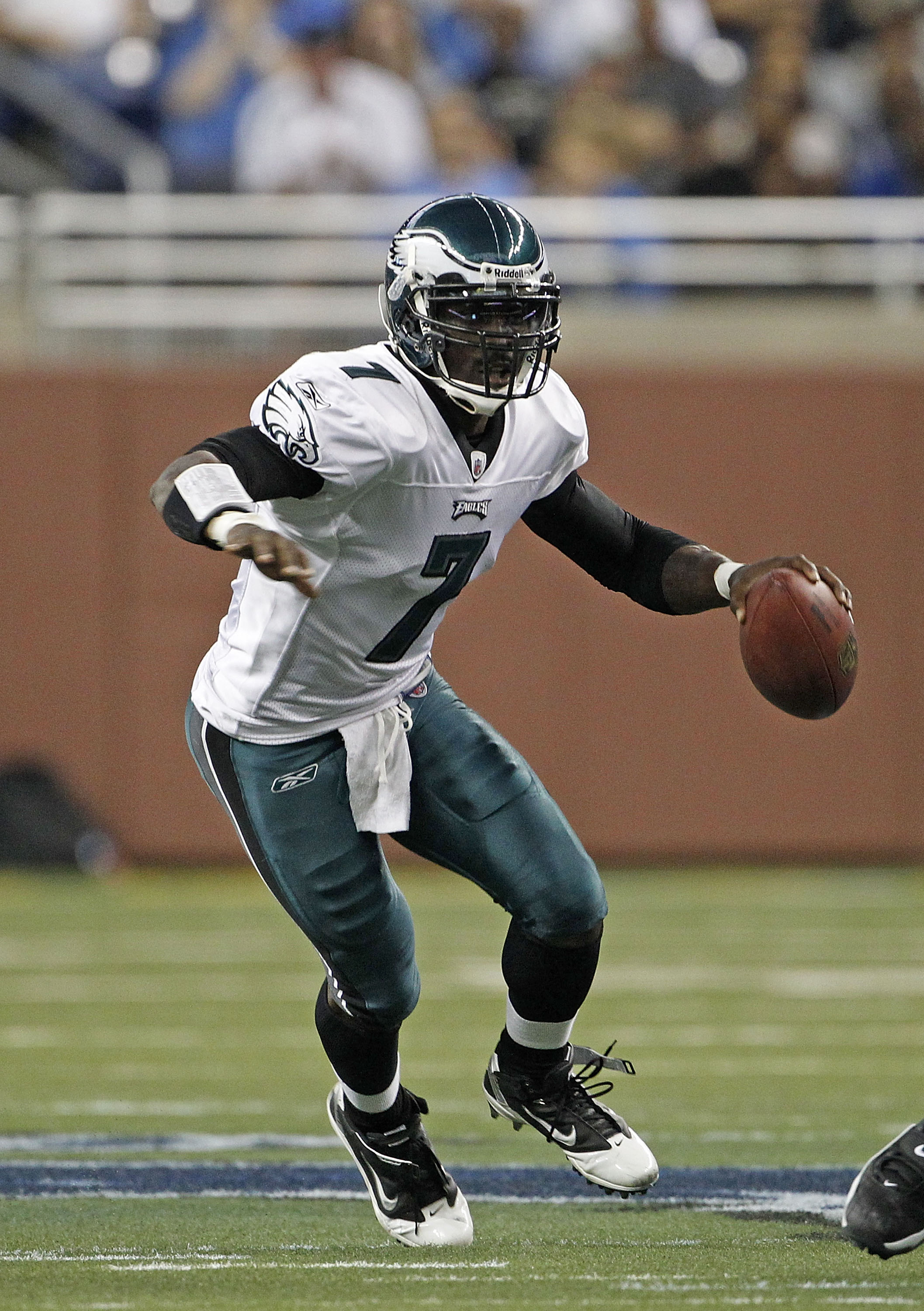 DETROIT - SEPTEMBER 19:  Michael Vick #7 of the Philadelphia Eagles scrambles for a first down during the game against the Detroit Lions at Ford Field on September 19, 2010 in Detroit, Michigan. The Eagles defeated the Lions 35-32.  (Photo by Leon Halip/G