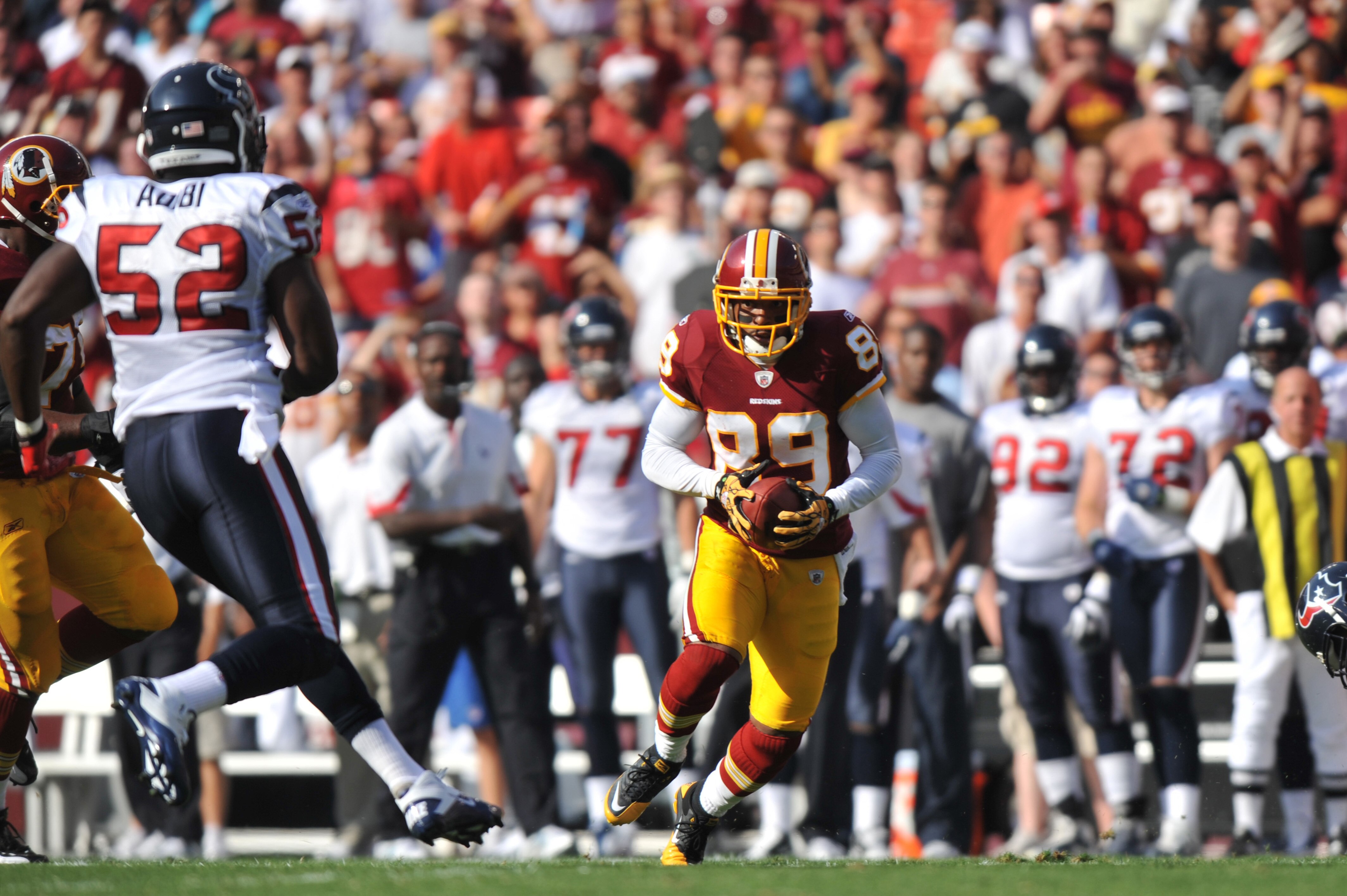 LANDOVER - SEPTEMBER 19:  Santana Moss #89 of the Washington Redskins runs the ball against the Houston Texans at FedExField on September 19, 2010 in Landover, Maryland. The Texans defeated the Redskins in overtime 30-27. (Photo by Larry French/Getty Imag